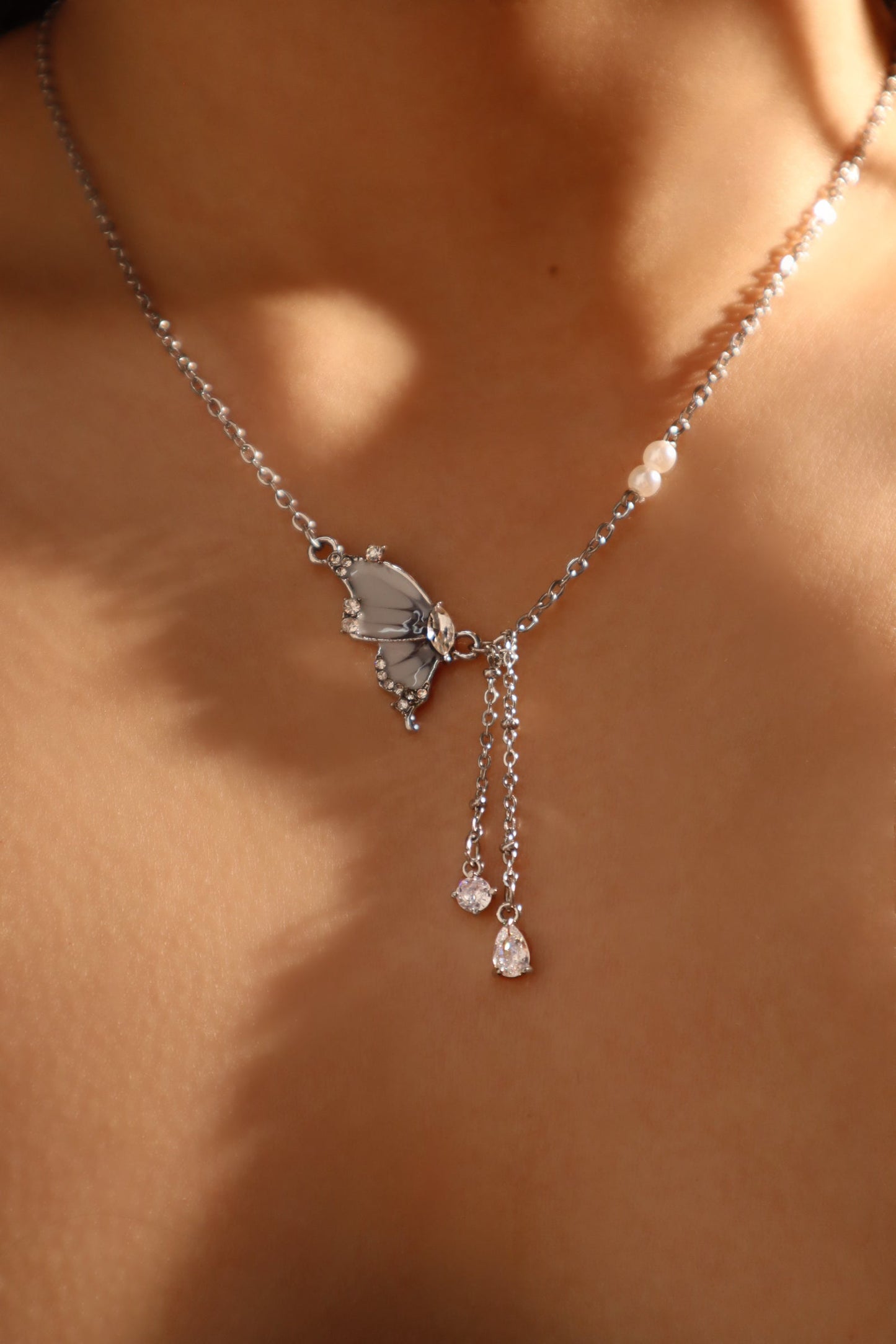 Collar de perlas con mariposa y diamantes