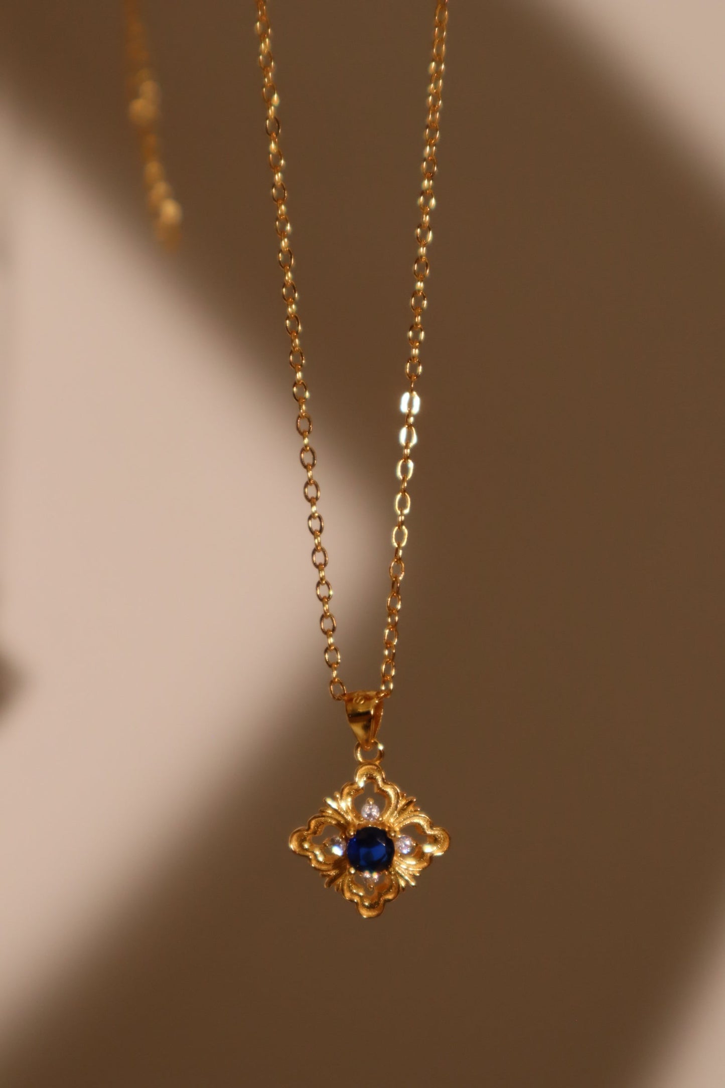 Cadena de encaje con gemas azules en vermeil