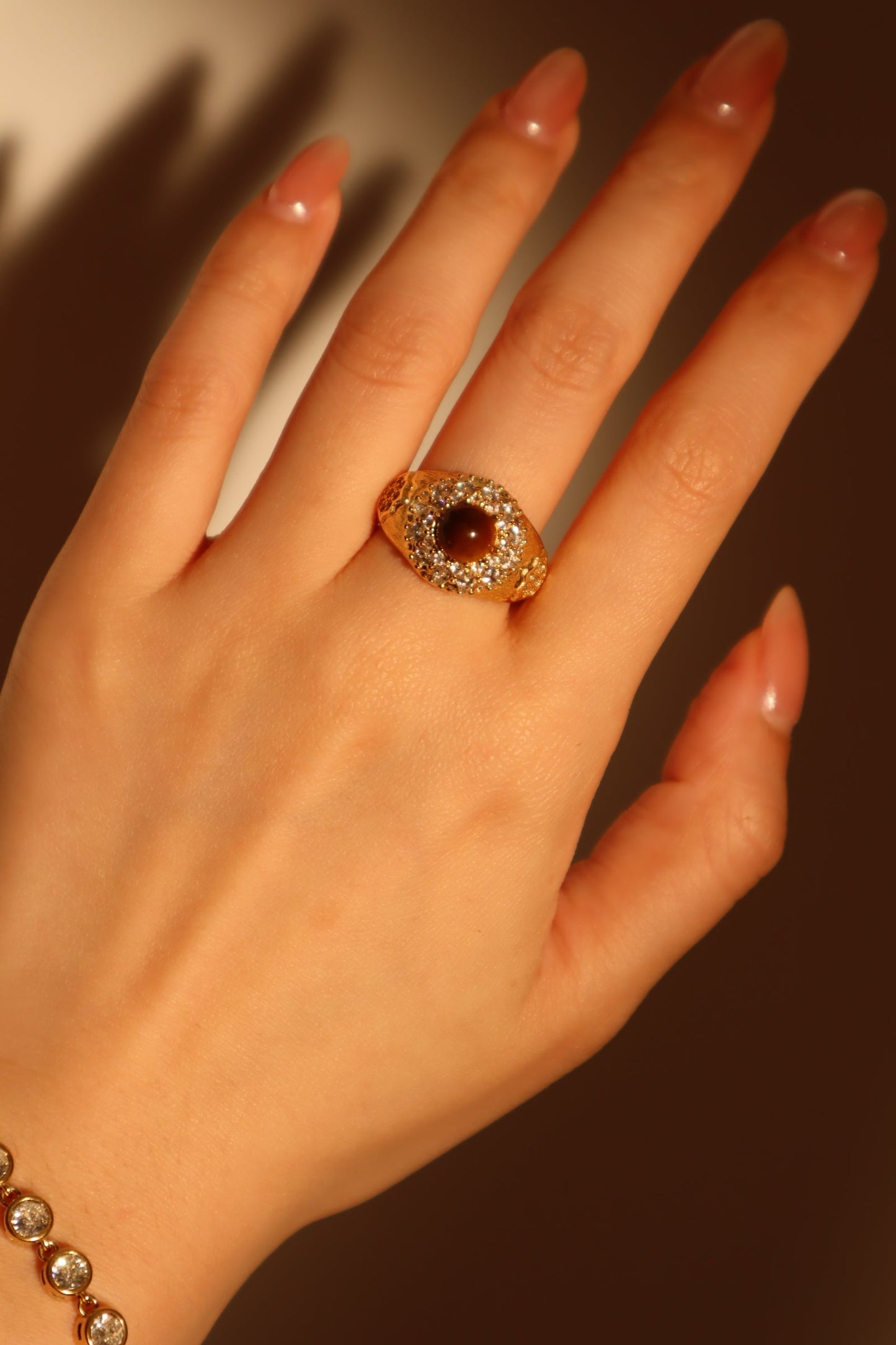 Anillo con gema de tigerita marrón