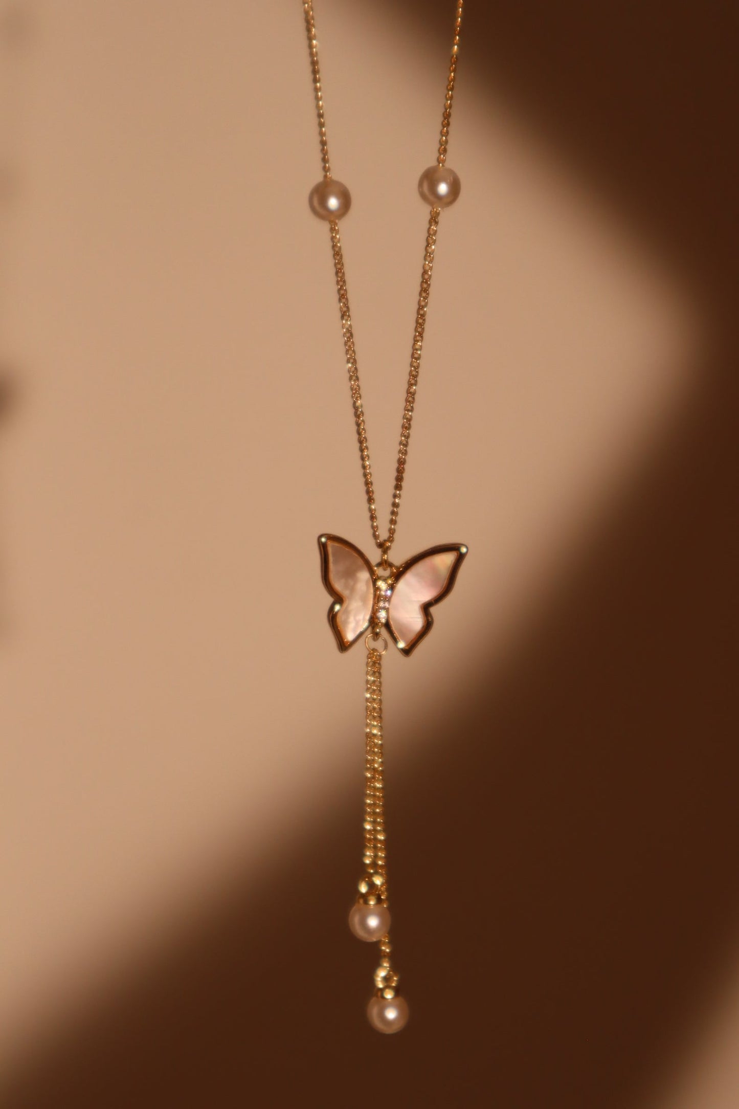 Collar de perlas en forma de mariposa