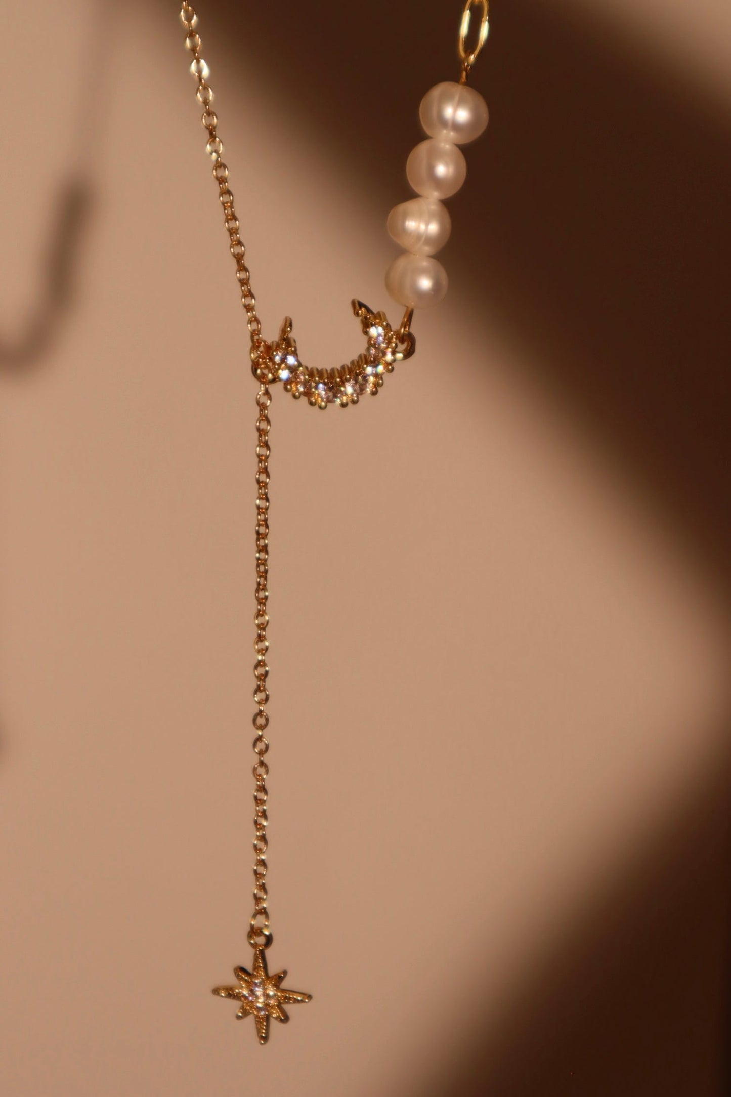 Collar de perlas, luna y estrella