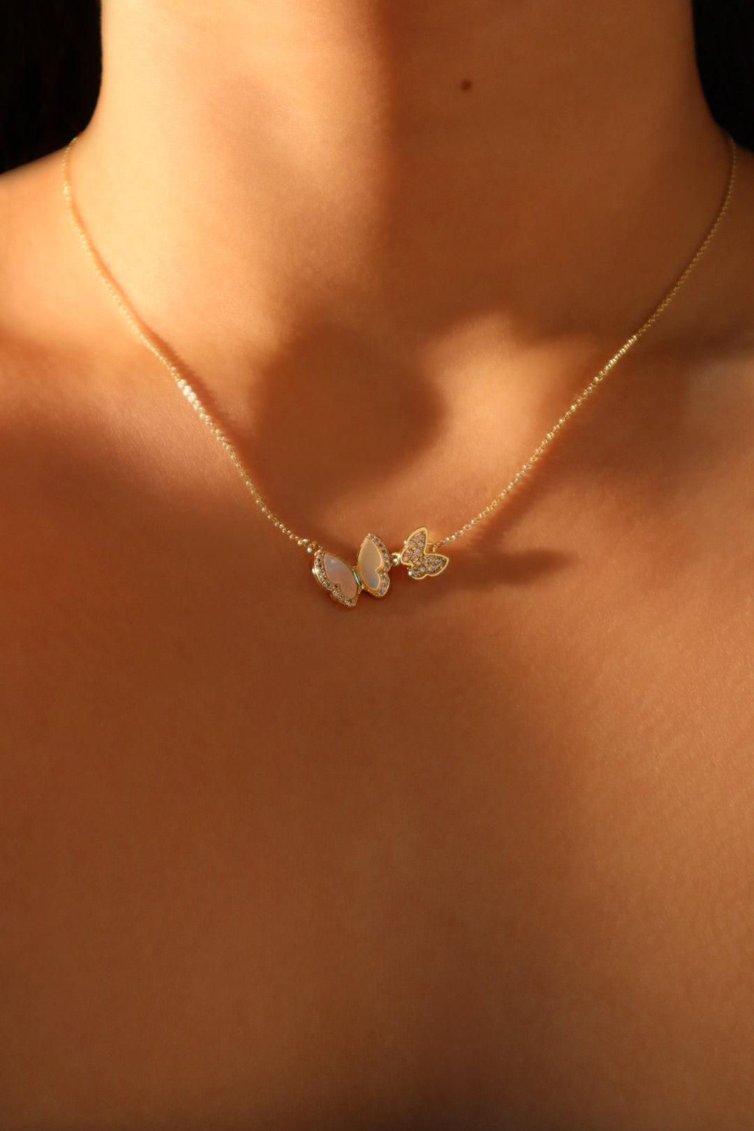 Collar con mariposa de concha doble