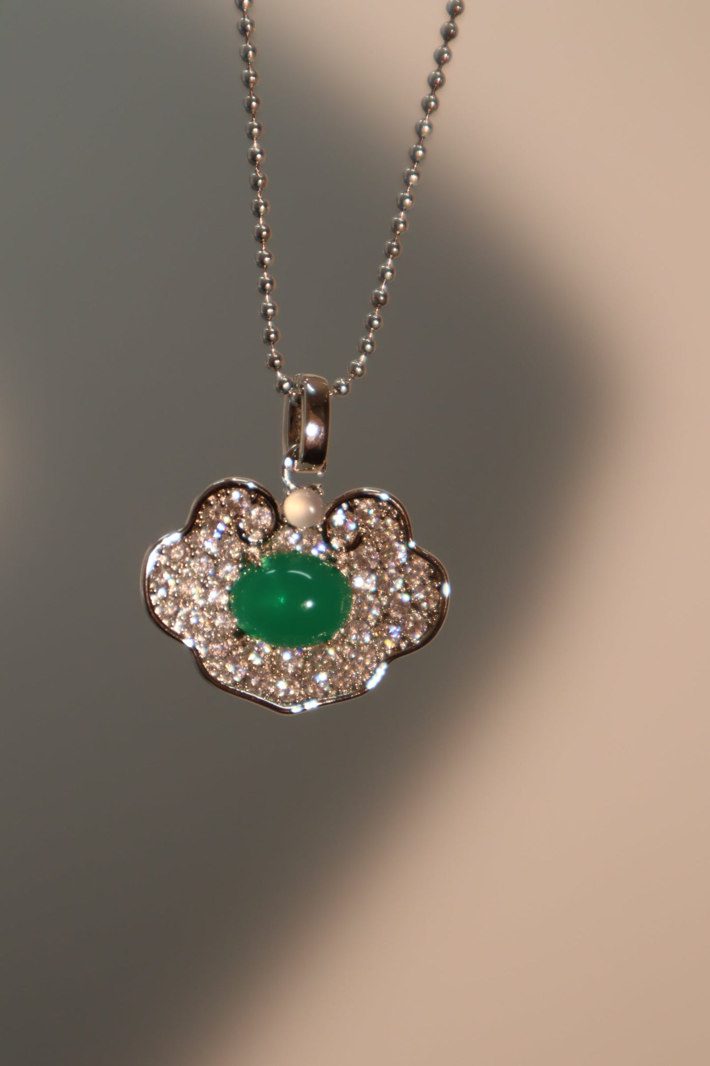 Collar de jade con nube de diamantes