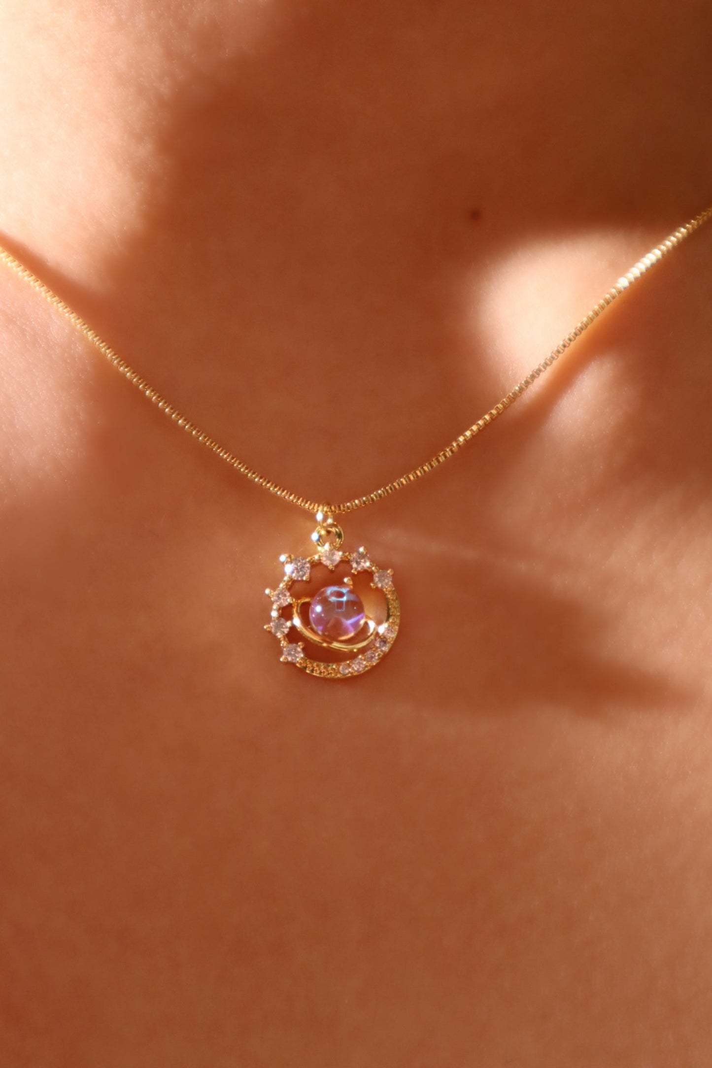 Collar con estrella de Saturno y piedra de luna