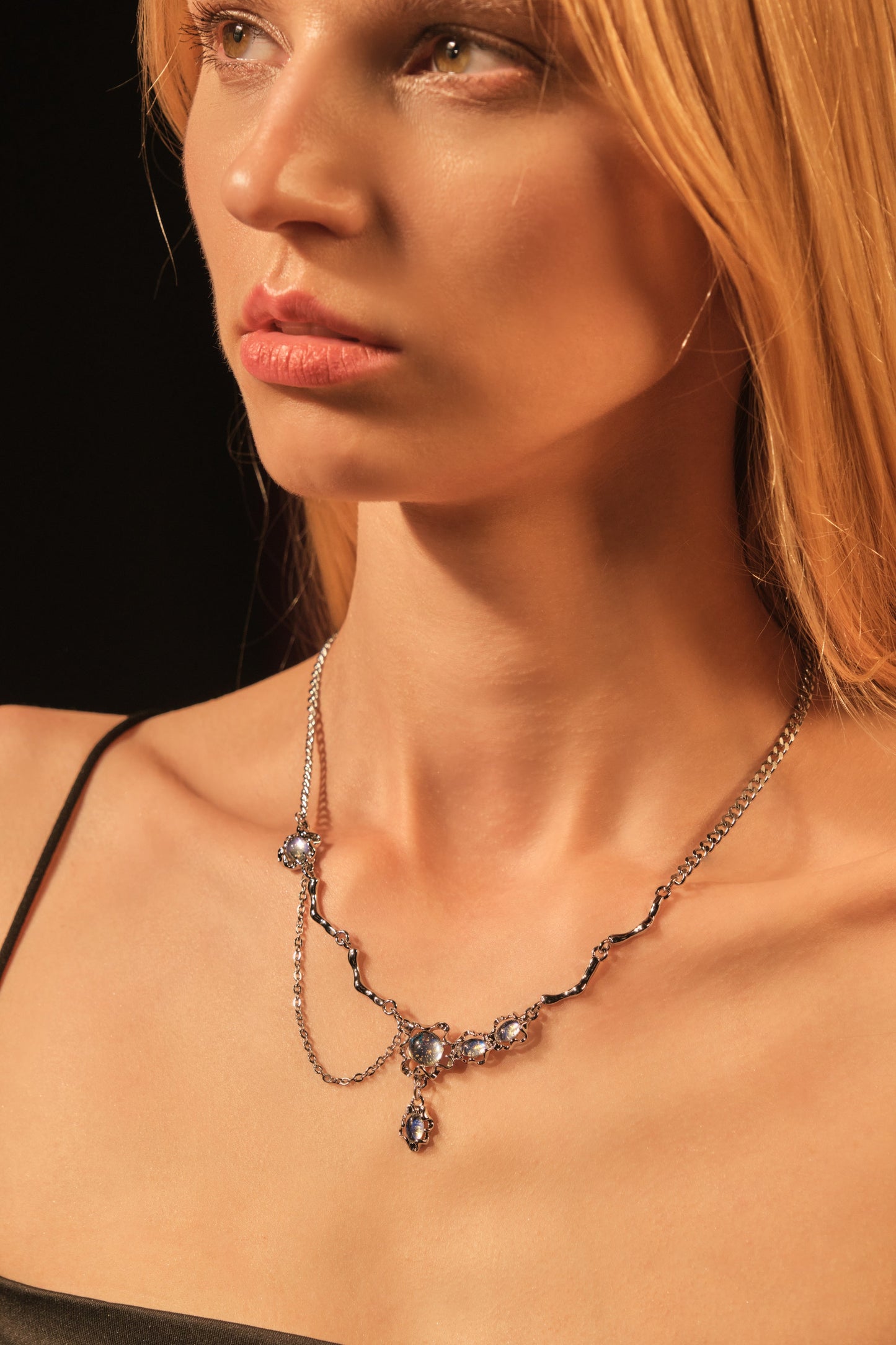 Collar con colgante de piedra de luna