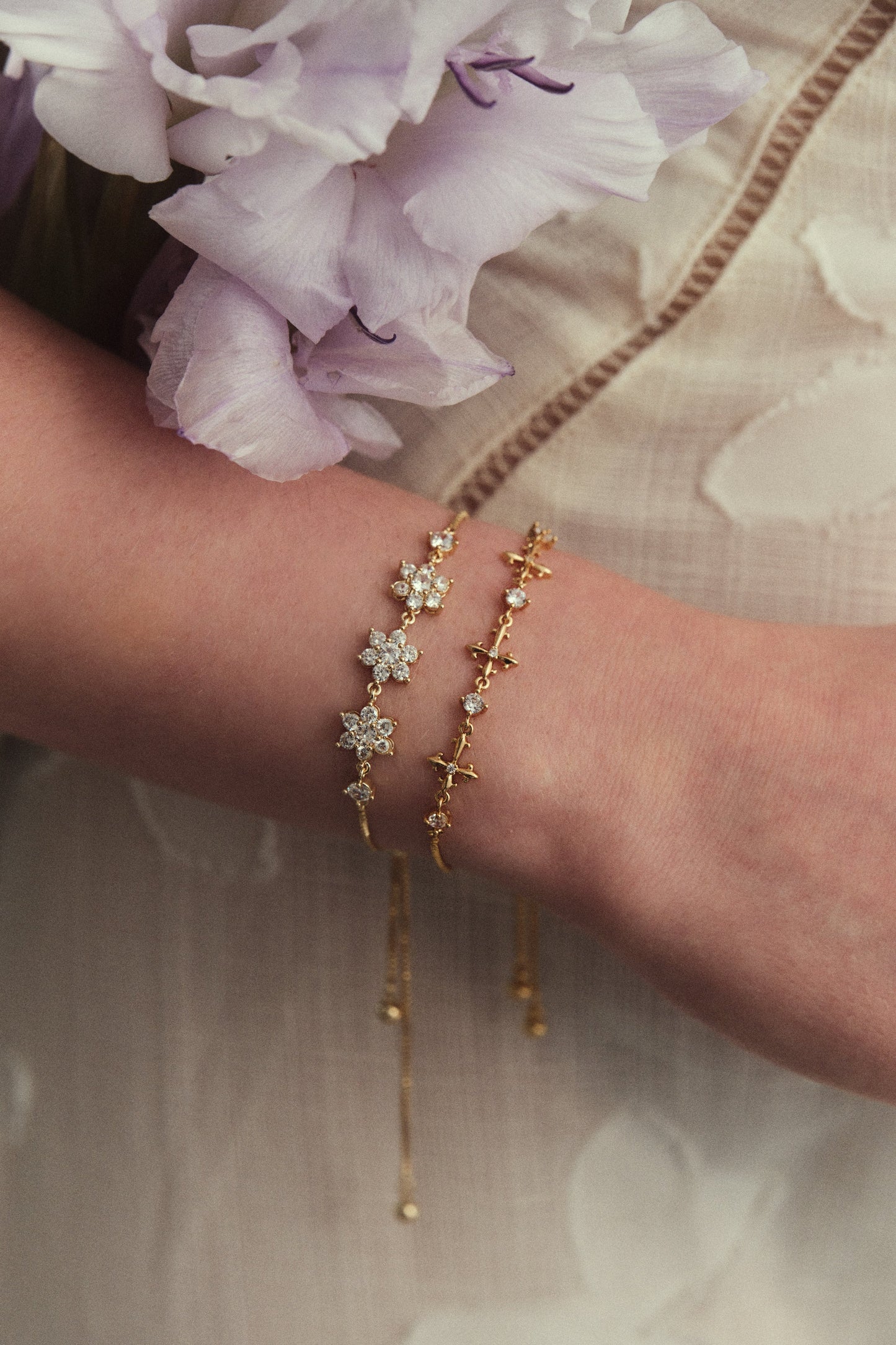 Pulsera con cruz de múltiples diamantes