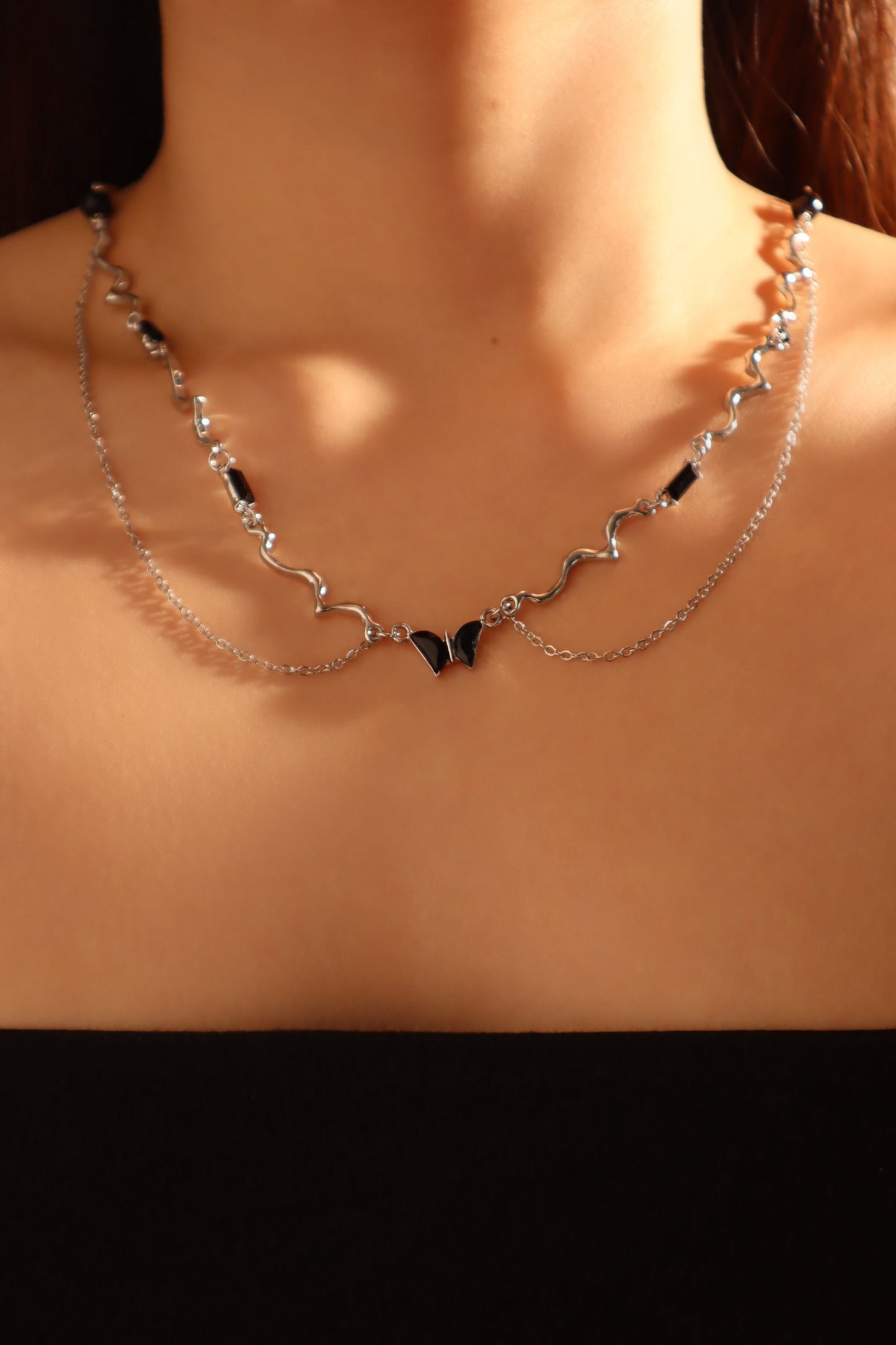 Collar con mariposa y gema negra