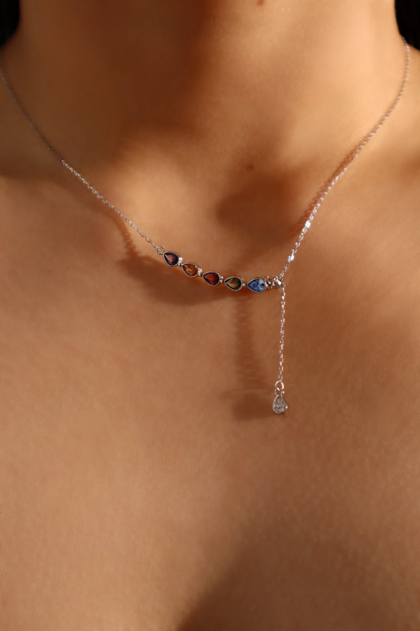 Collar con gota de gema de color