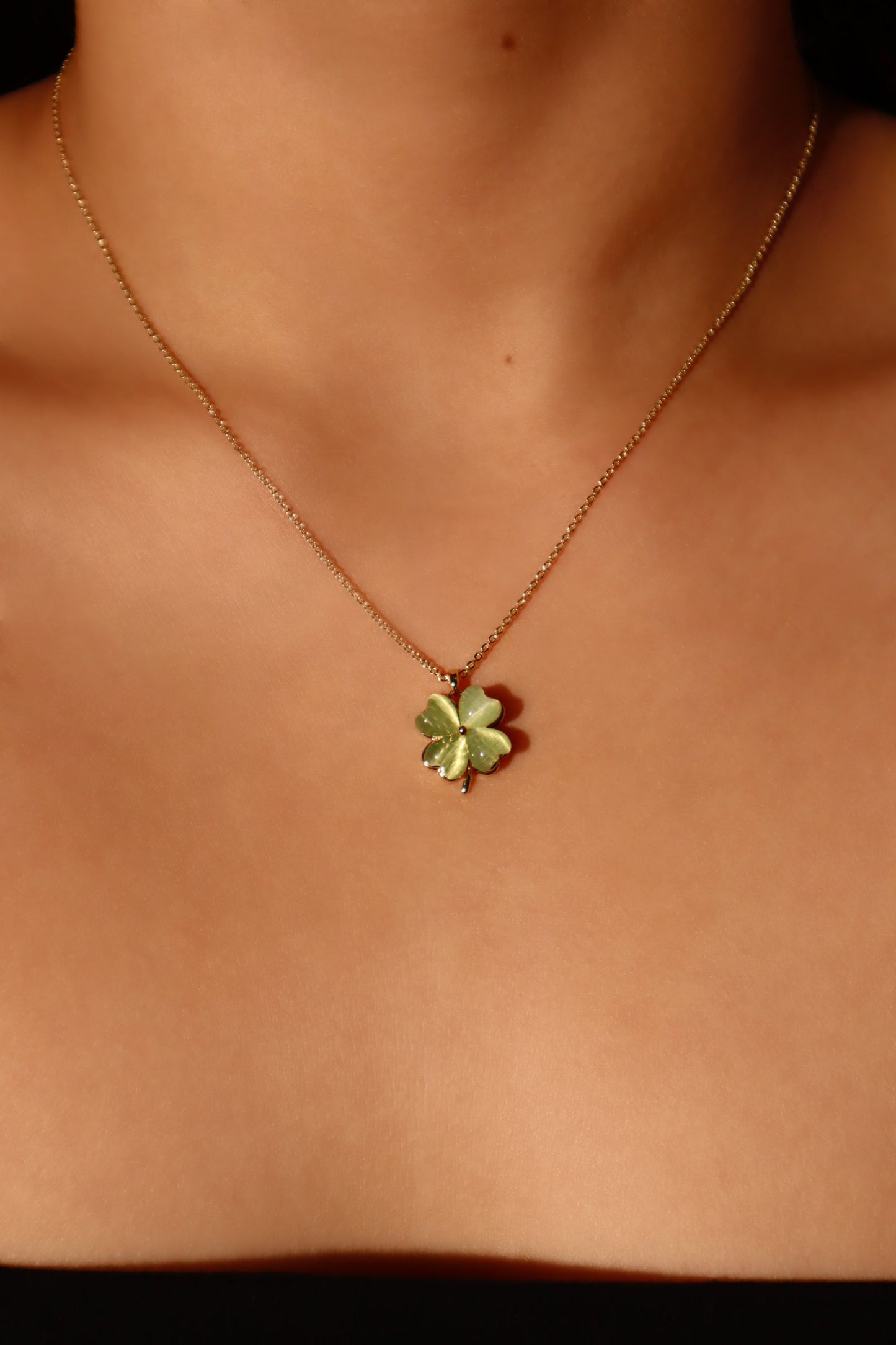Collar con trébol de jade giratorio