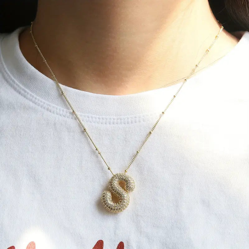 Conjunto de collar con letra de burbuja