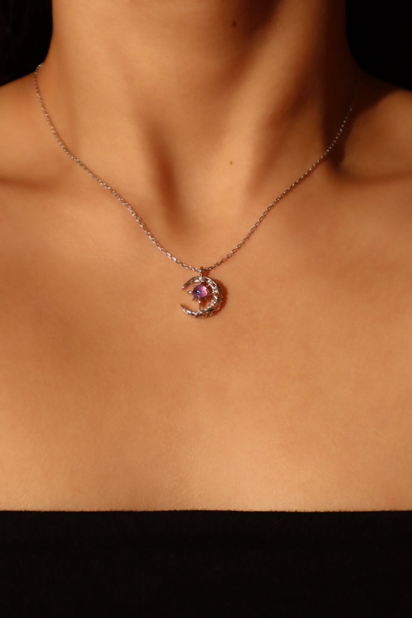 Collar con luna y gema con purpurina violeta
