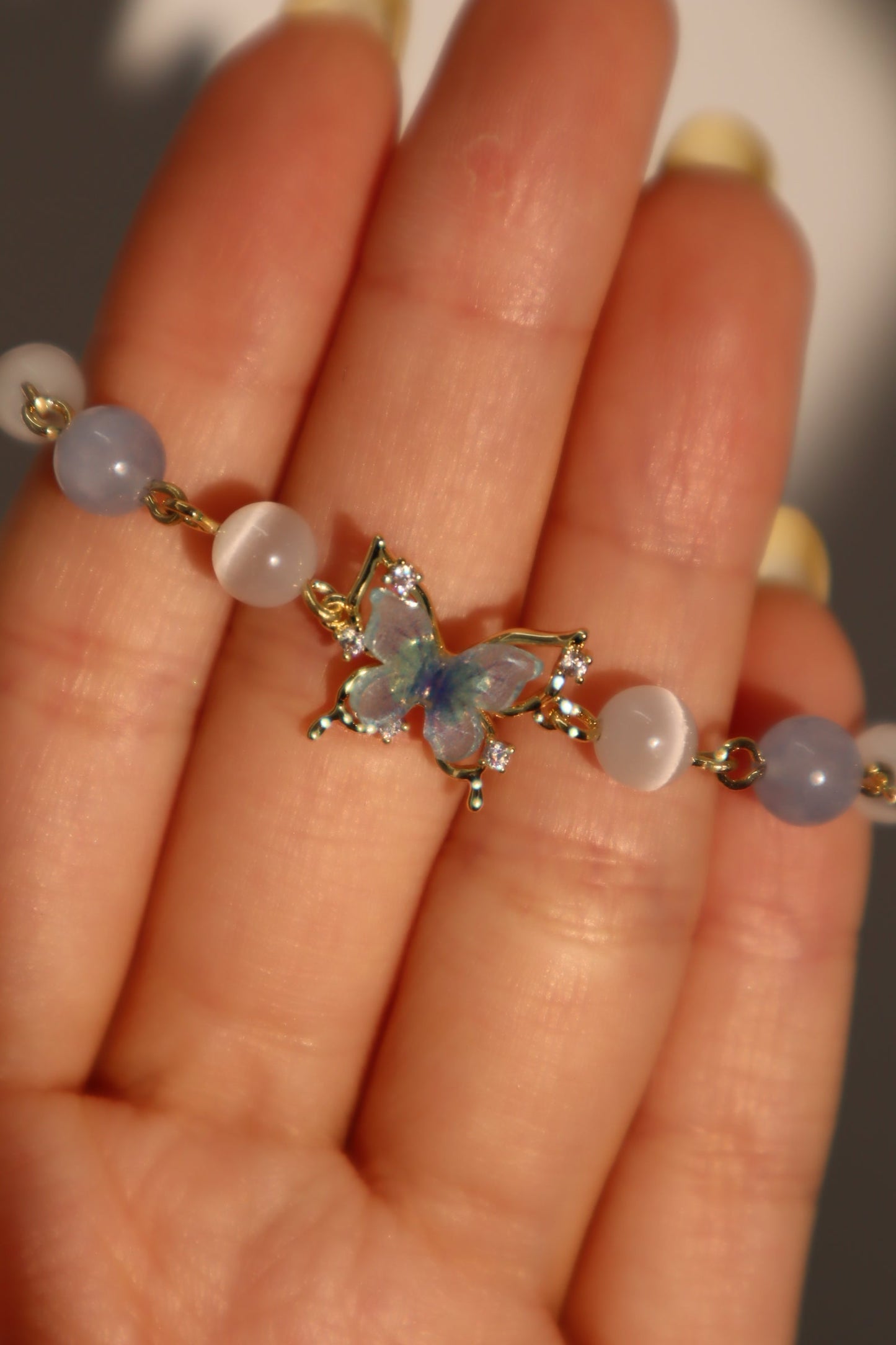 Pulsera con piedra de luna de mariposa azul