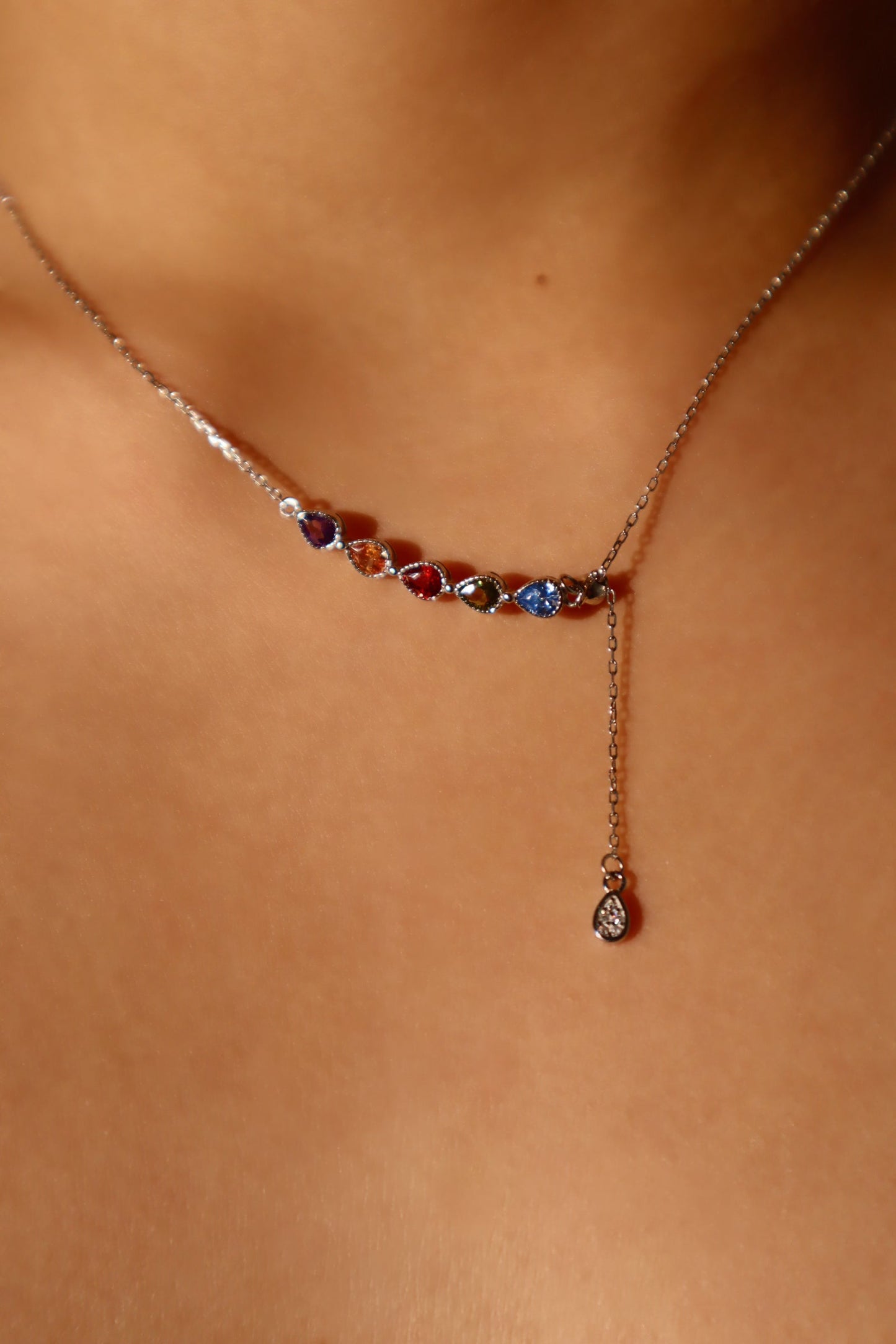 Collar con gota de gema de color