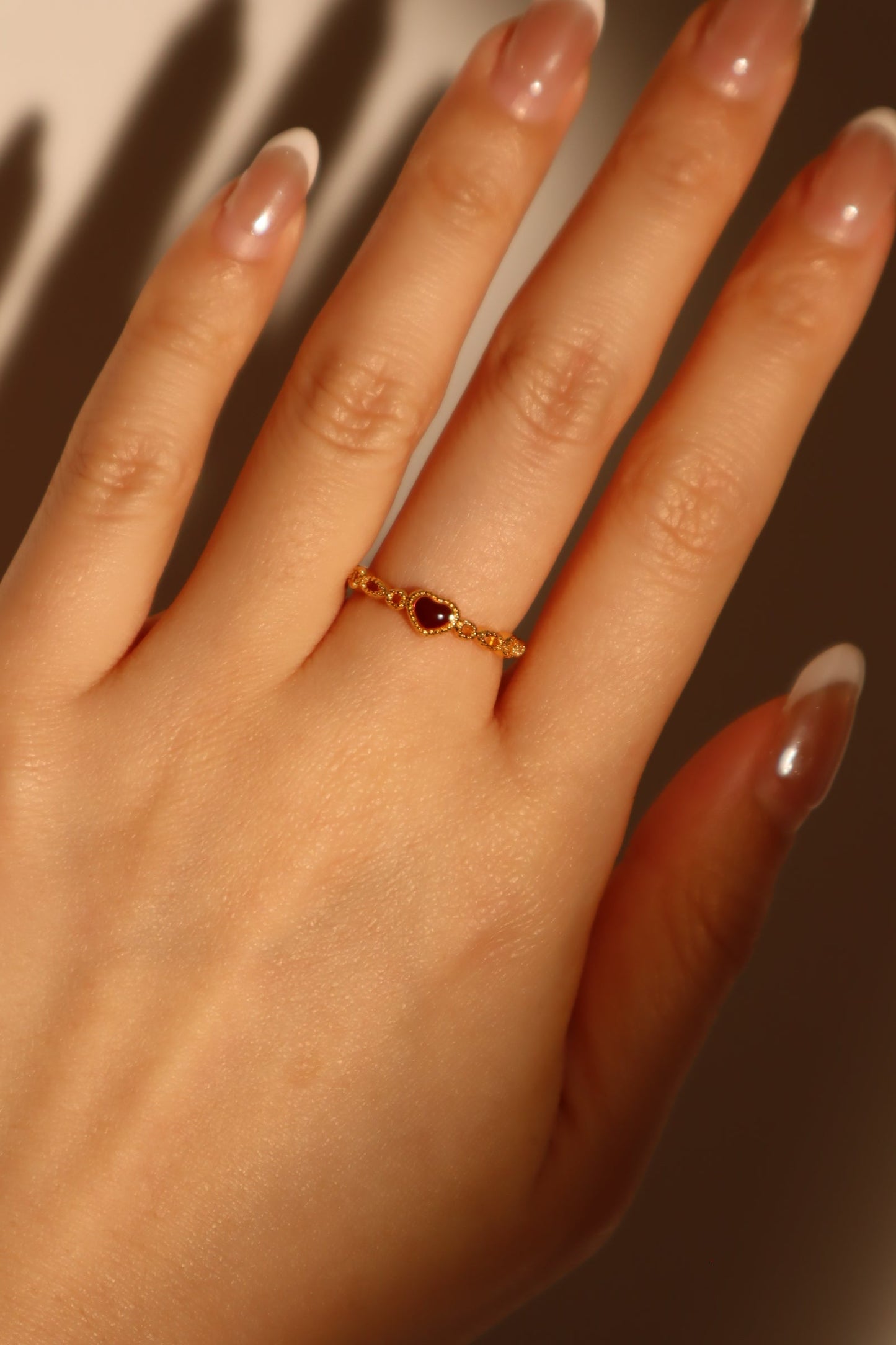 Anillo de forma de corazón esmaltado