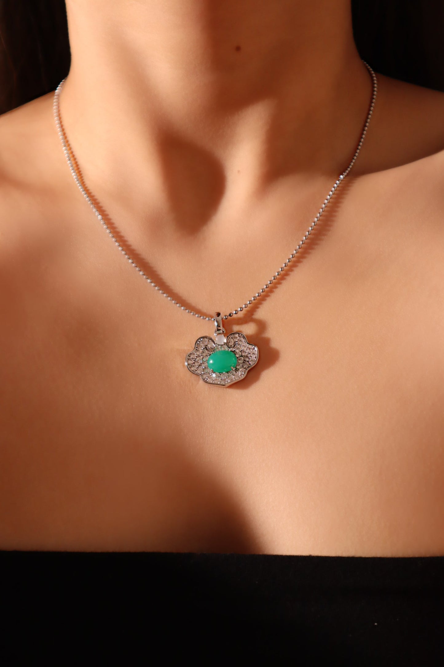 Collar de jade con nube de diamantes