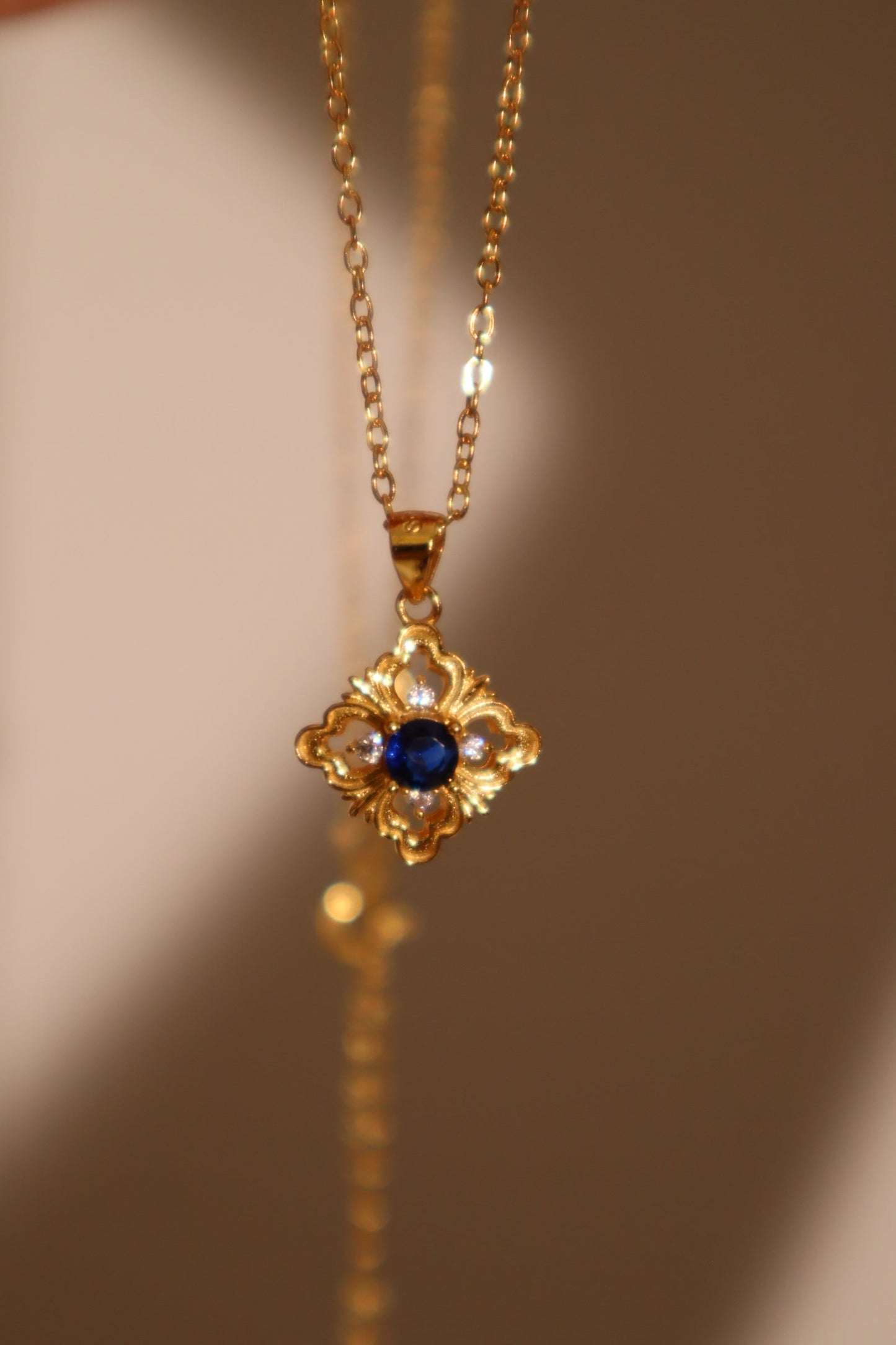 Cadena de encaje con gemas azules en vermeil