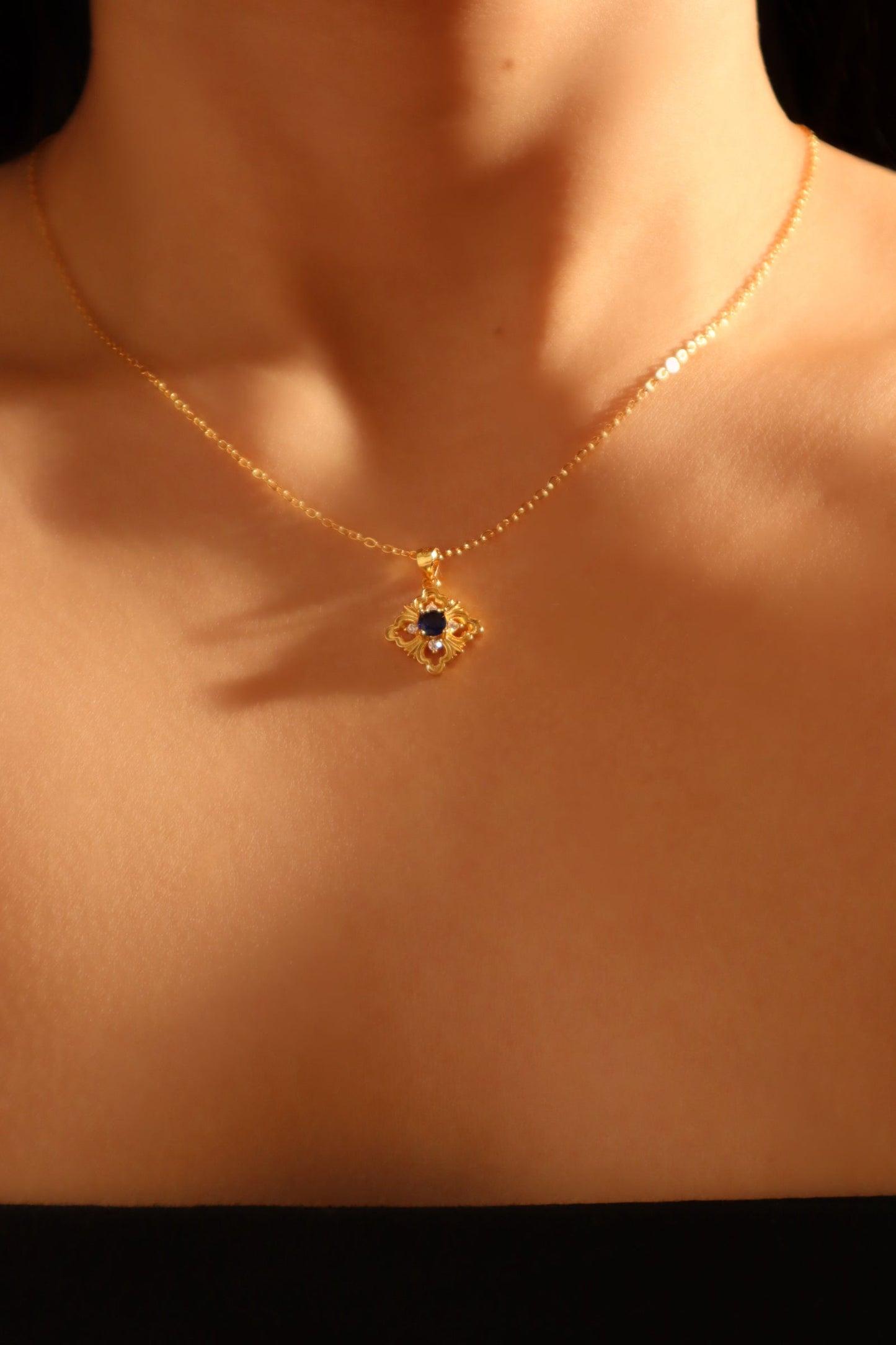 Cadena de encaje con gemas azules en vermeil