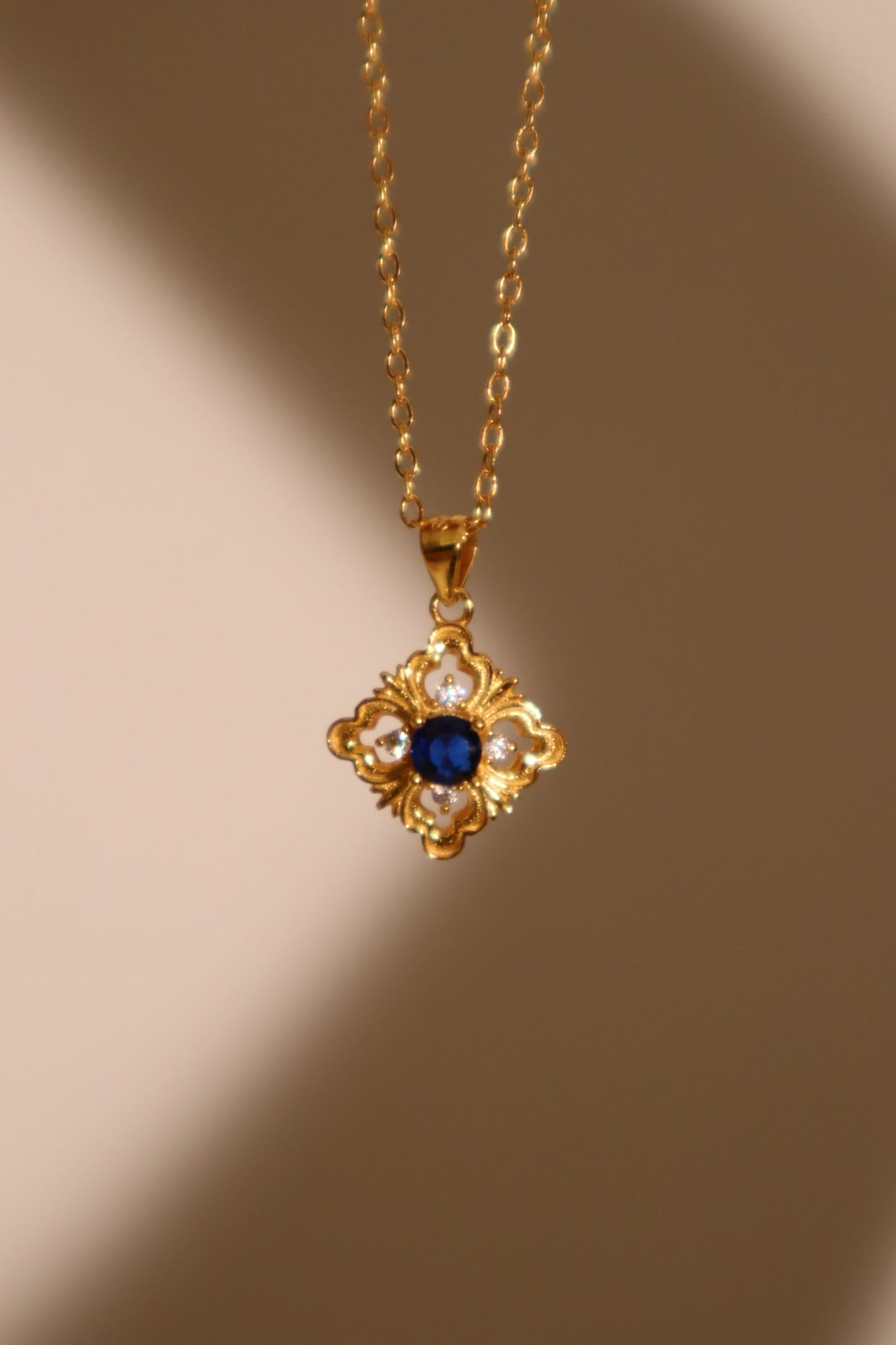 Cadena de encaje con gemas azules en vermeil