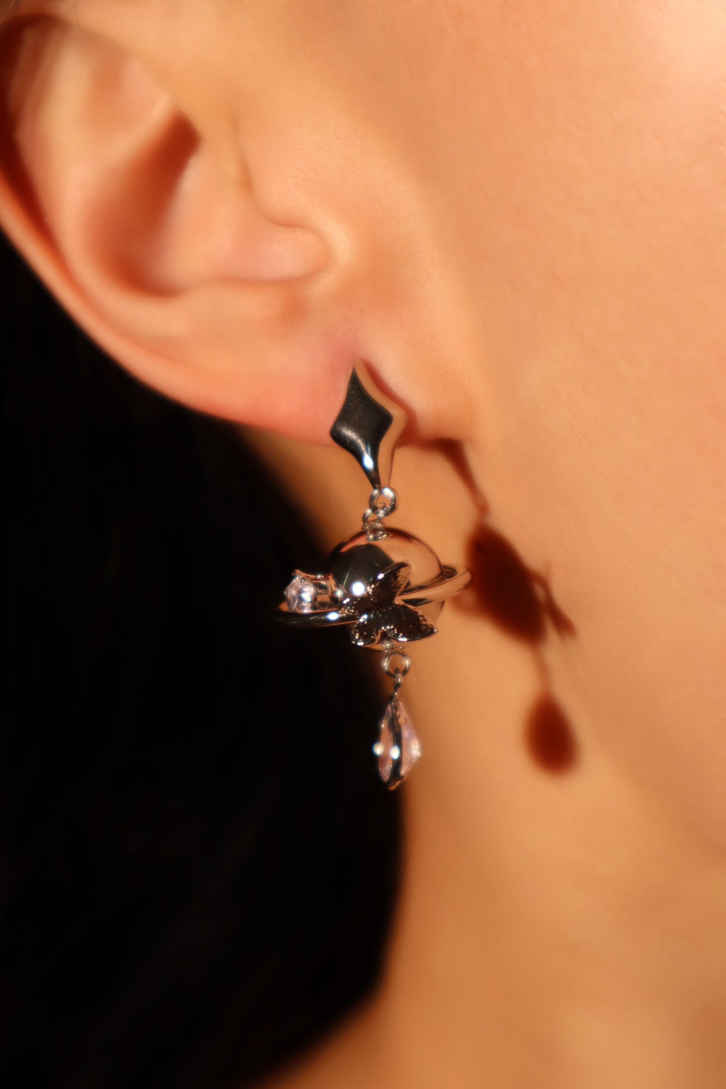 Aretes con mariposa y estrella de Saturno en diamantes