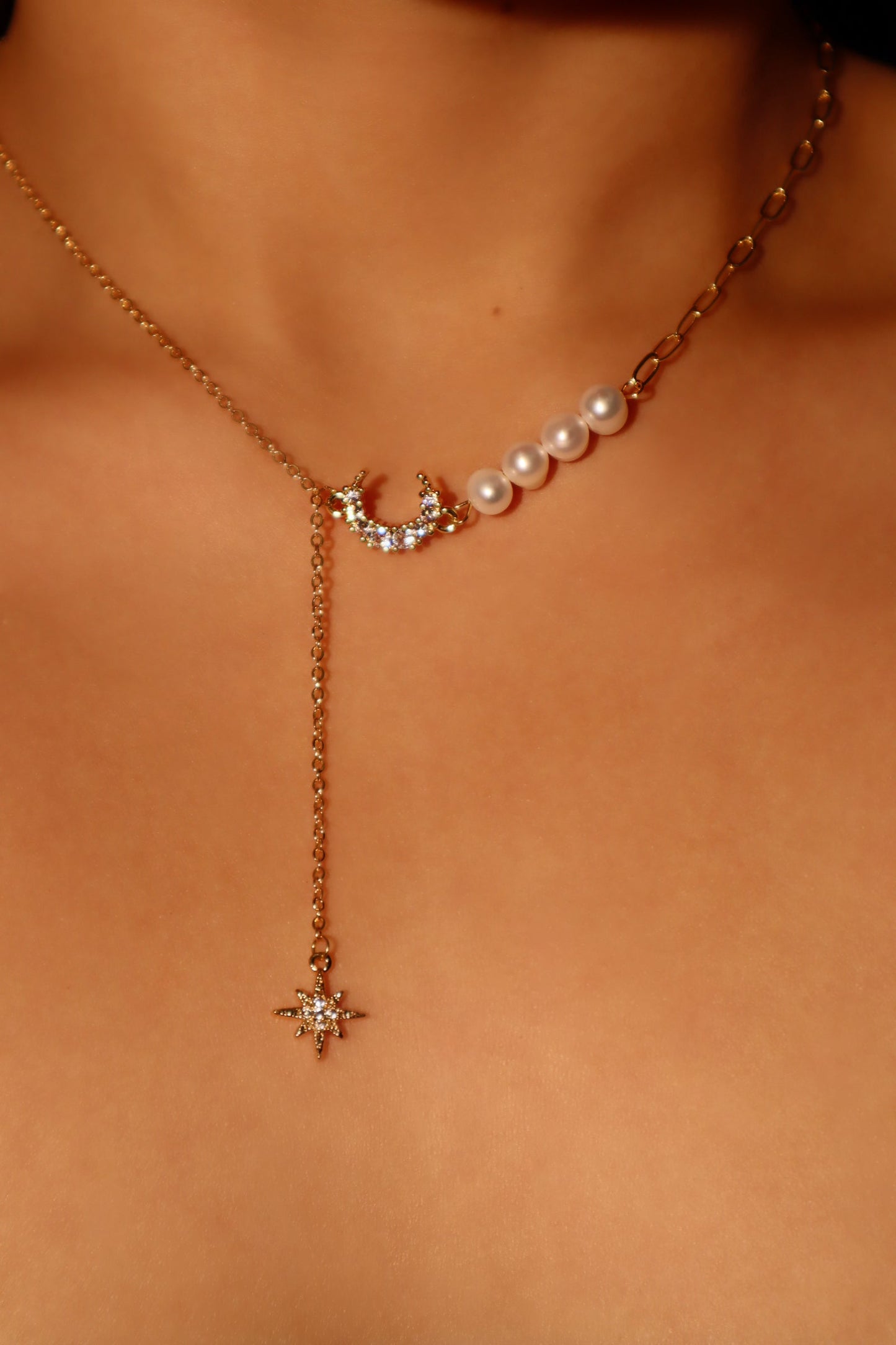 Collar de perlas, luna y estrella