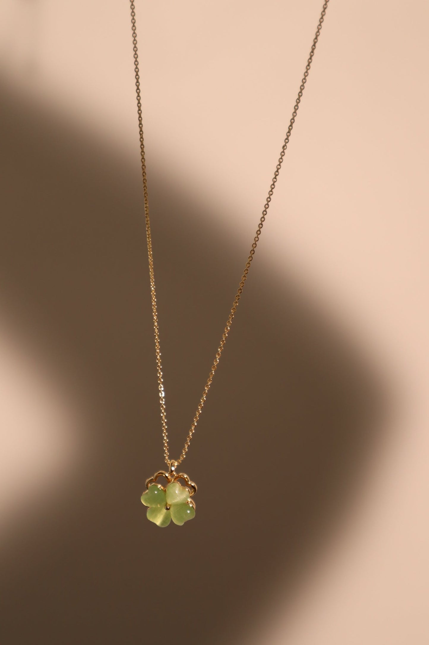 Collar con trébol de jade giratorio
