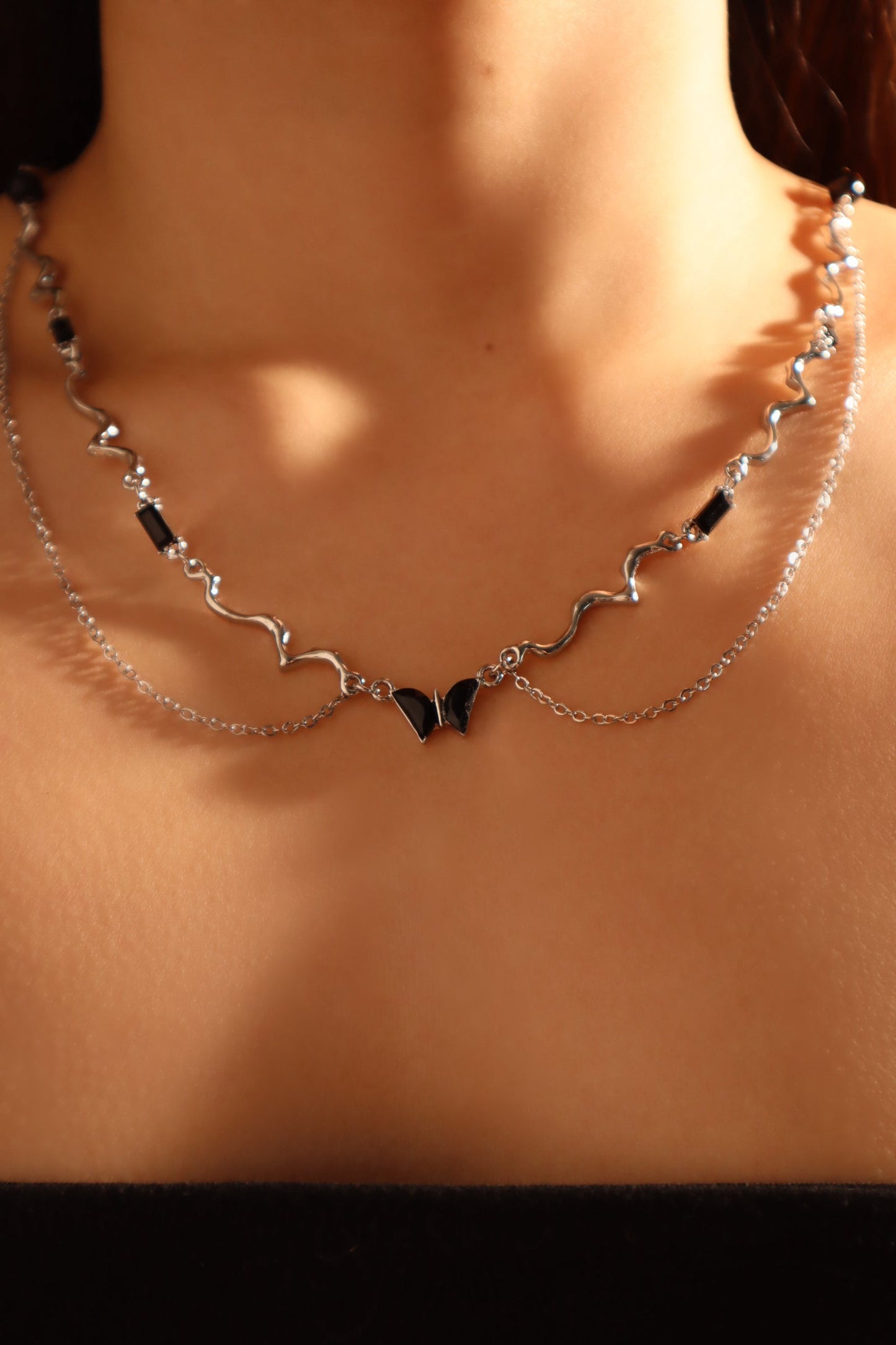 Collar con mariposa y gema negra