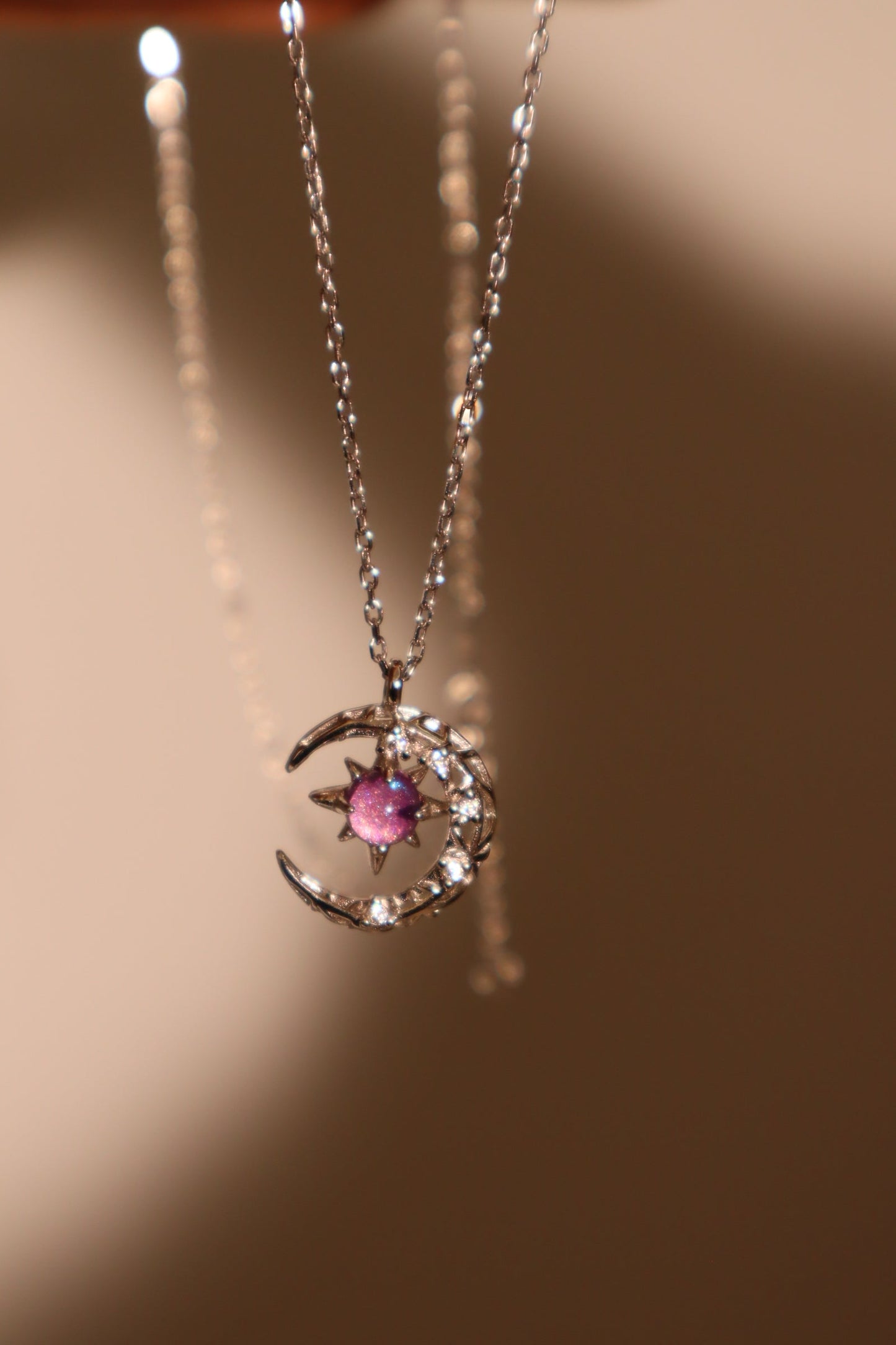 Collar con luna y gema con purpurina violeta