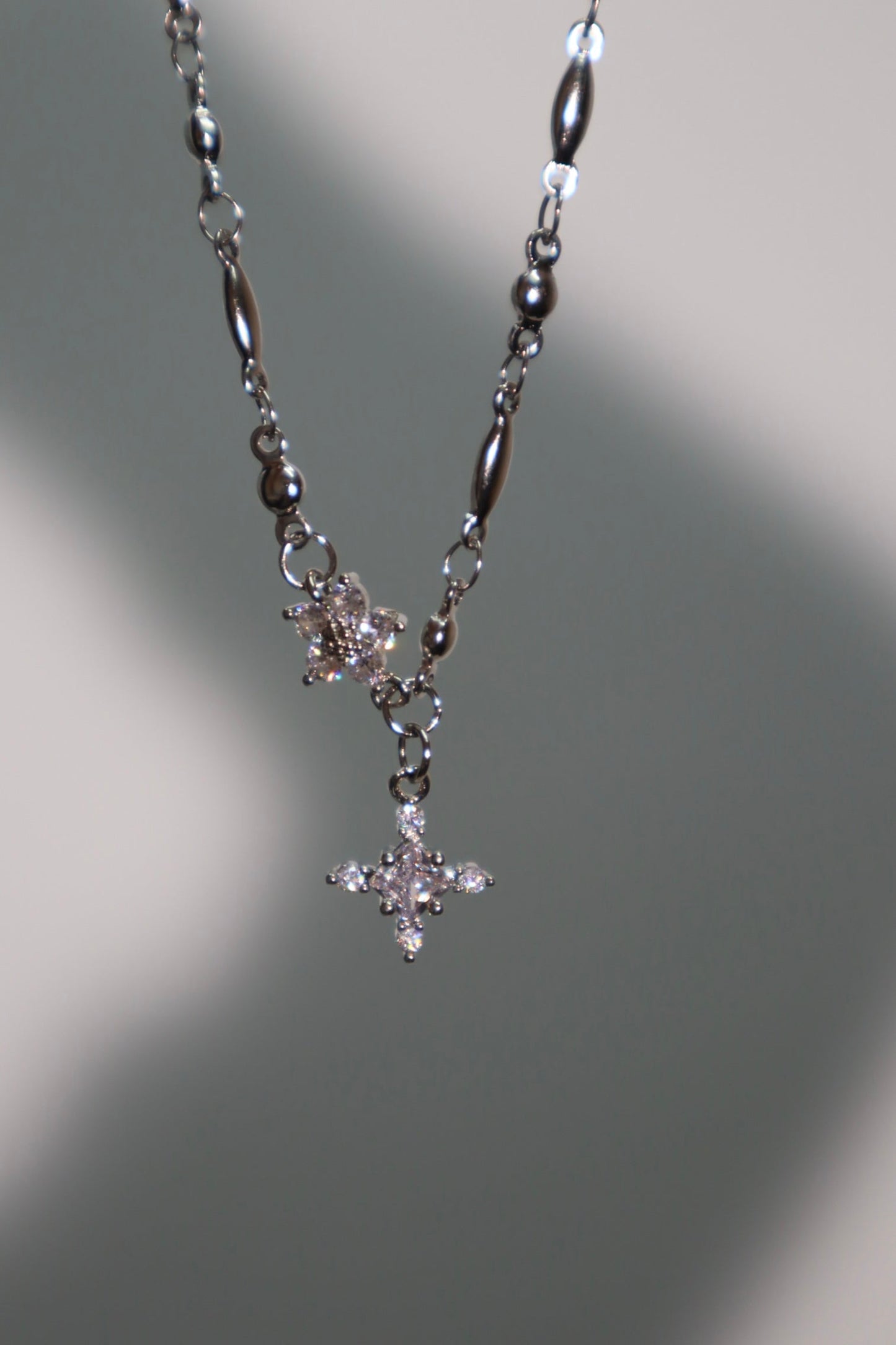 Cadena con cruz de diamantes