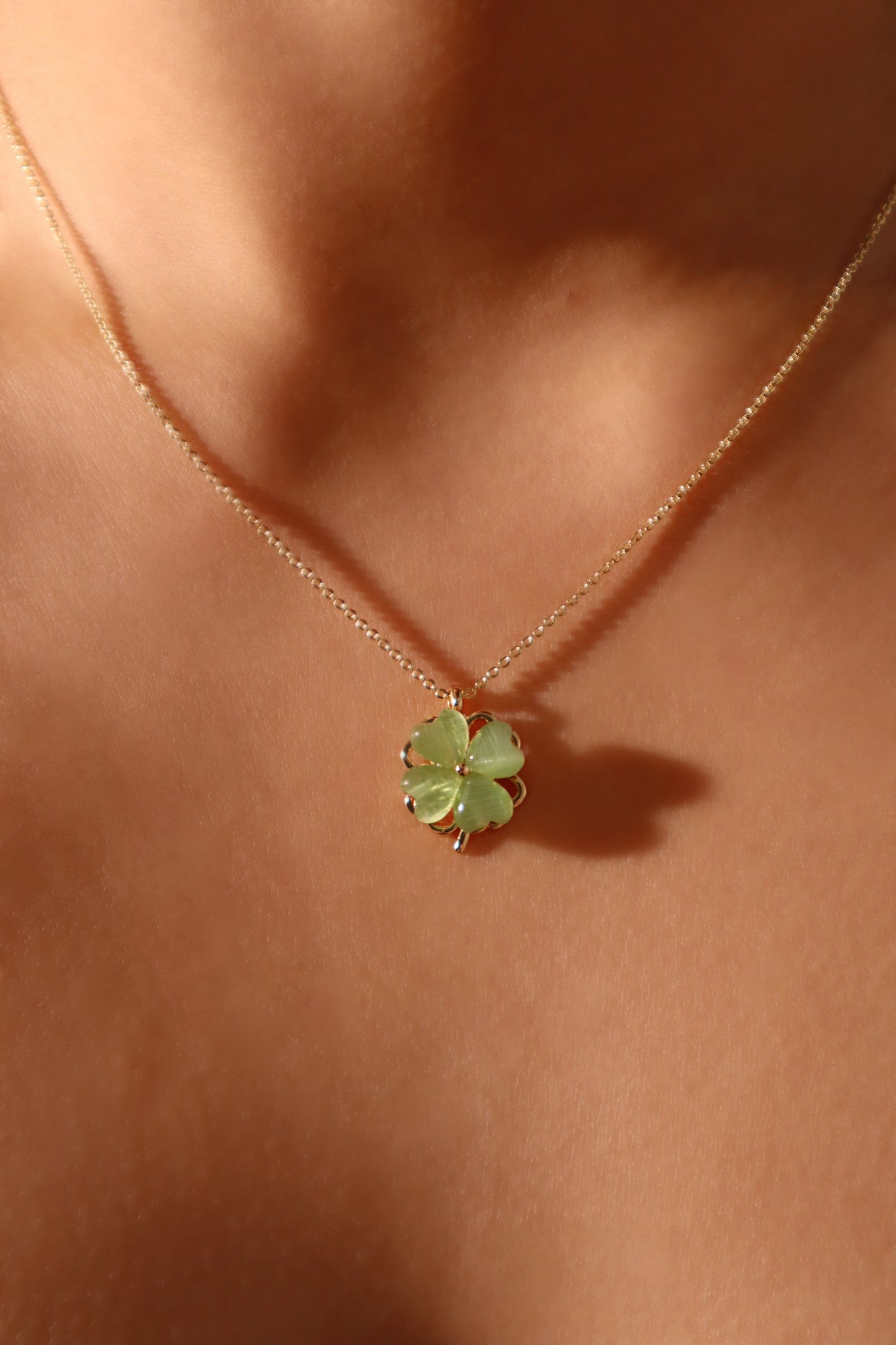 Collar con trébol de jade giratorio