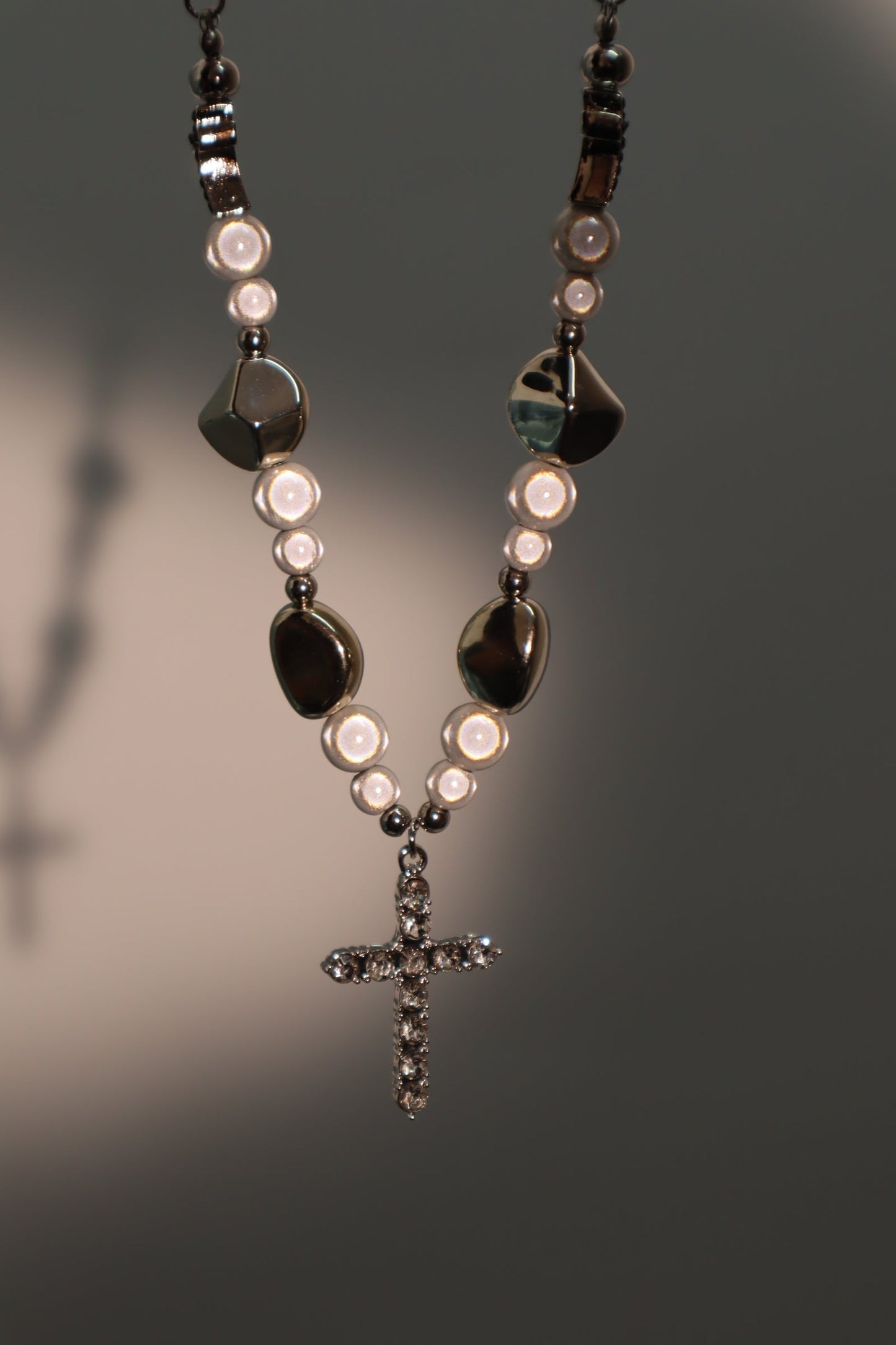 Collar con cruz de perlas brillantes