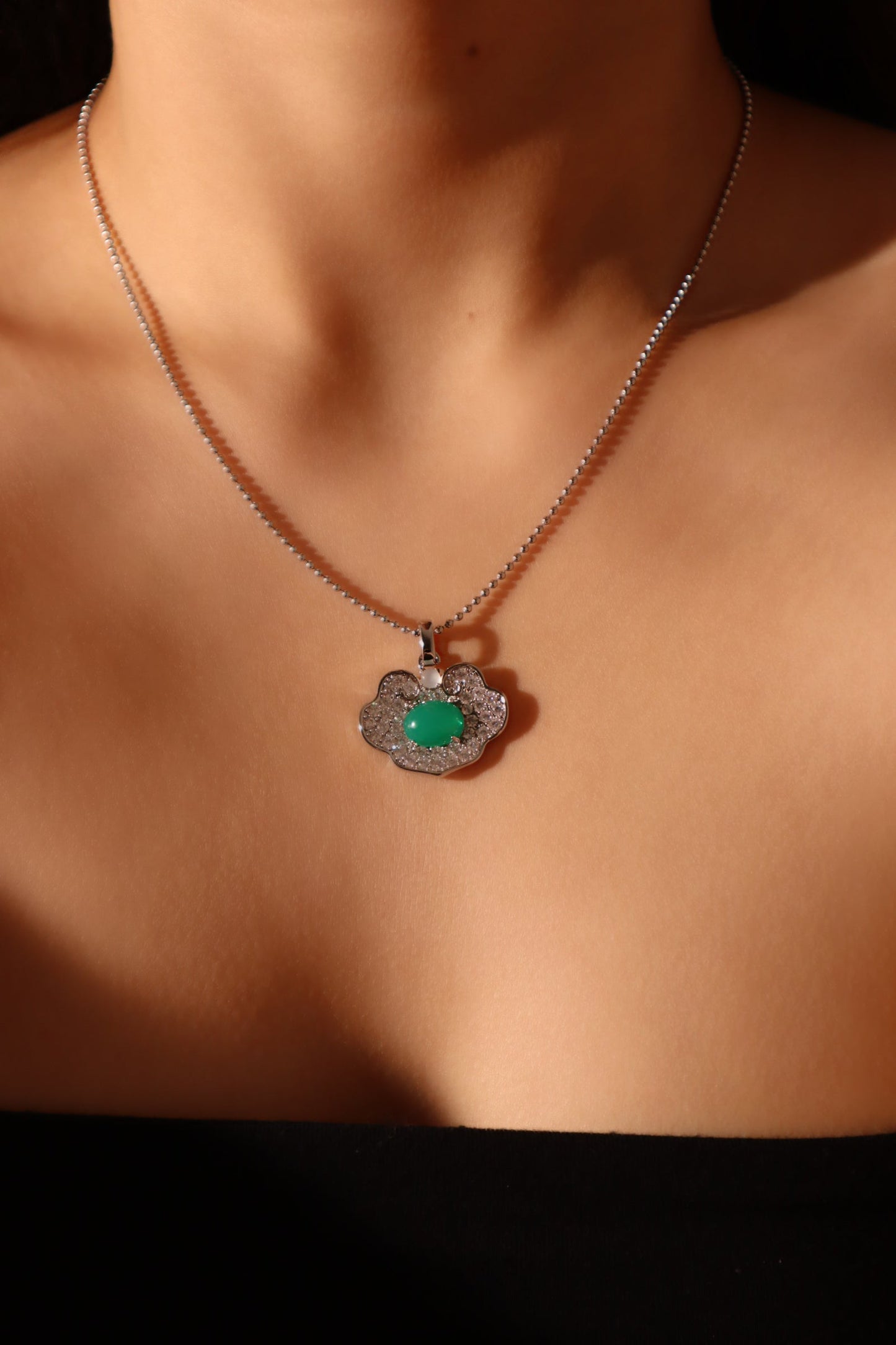 Collar de jade con nube de diamantes