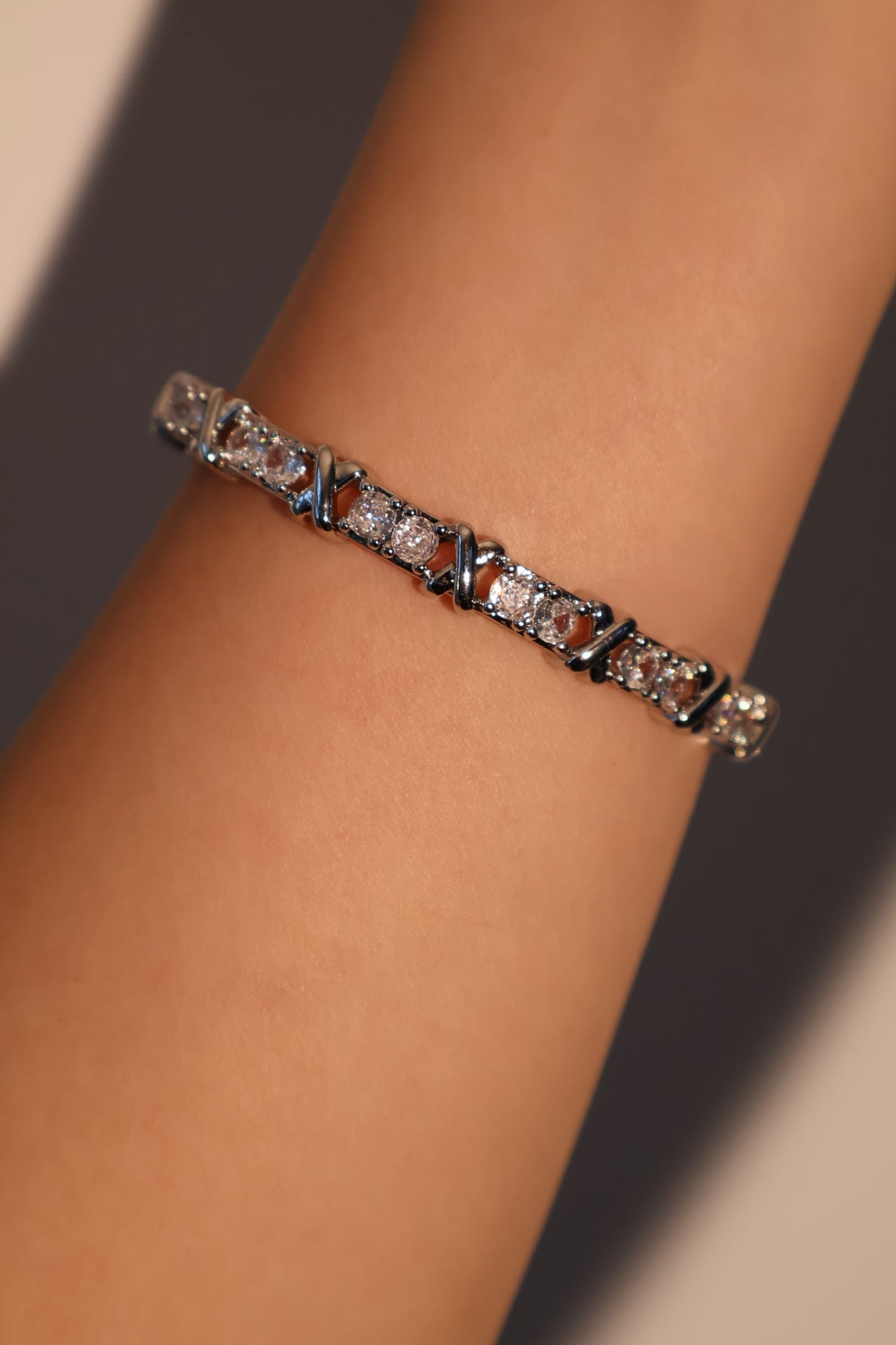 Pulsera con cruz de diamantes