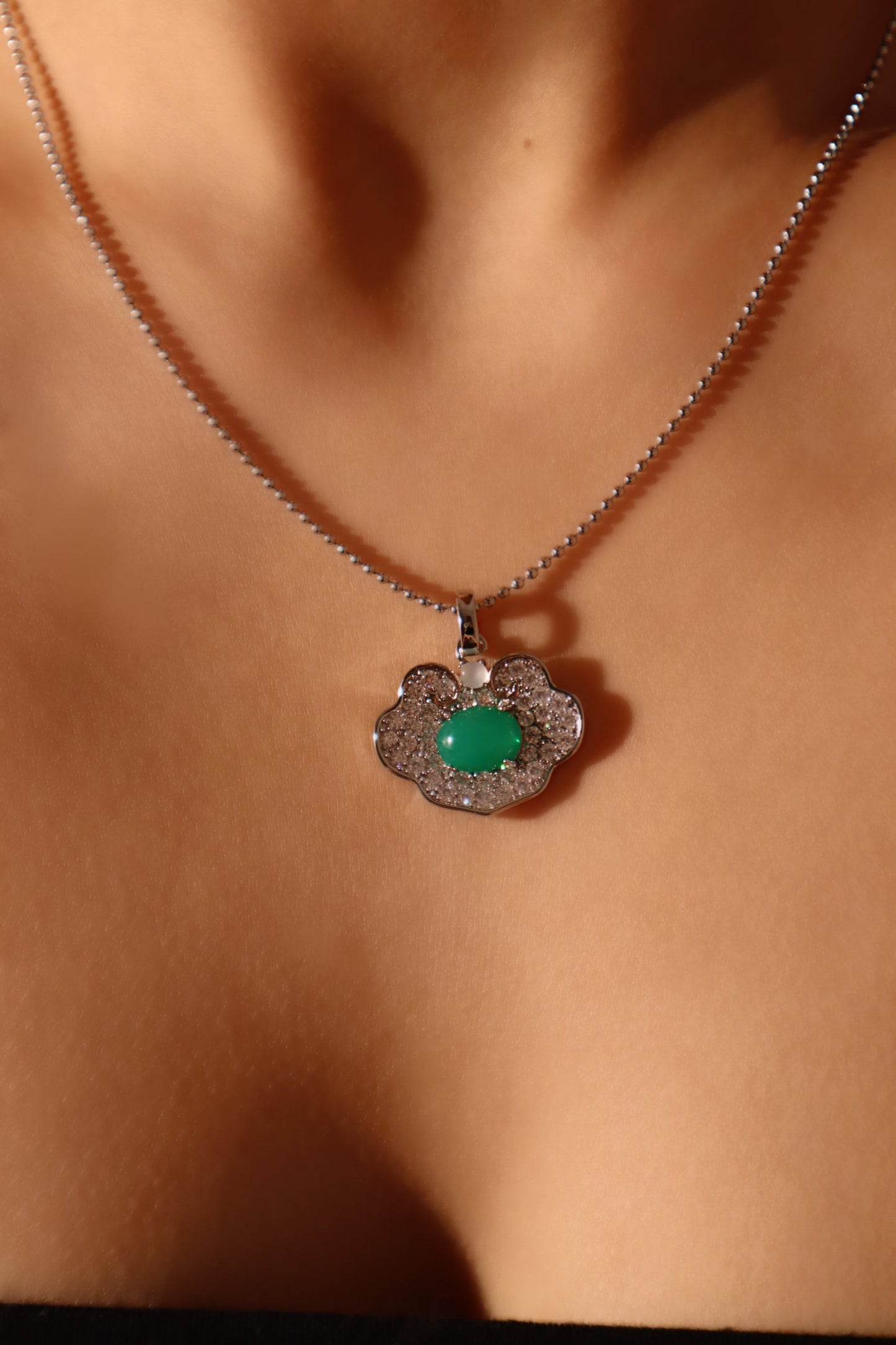 Collar de jade con nube de diamantes