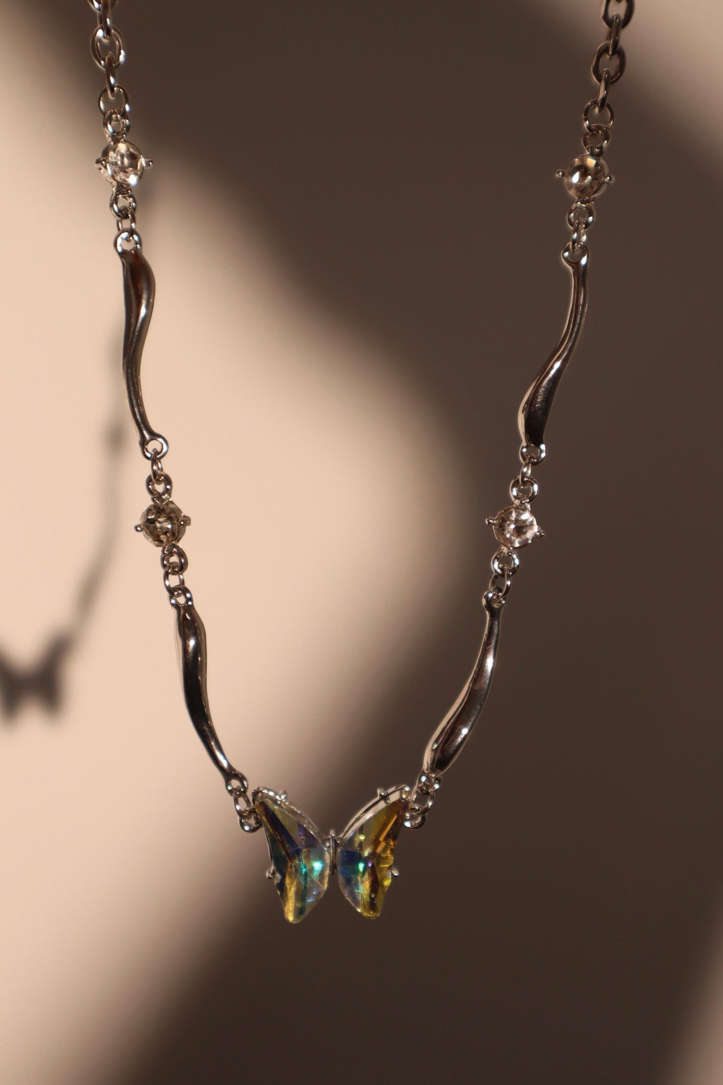 Cadena de mariposa de vidrio dichroico en acero inoxidable