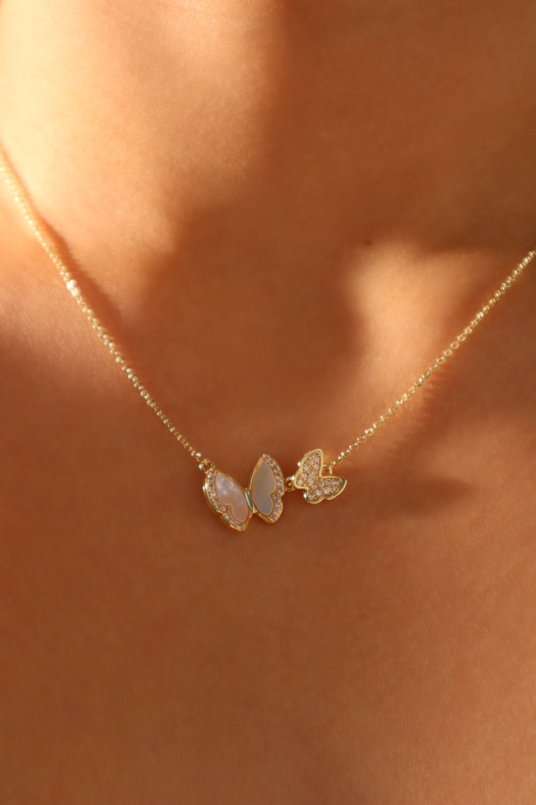 Collar con mariposa de concha doble