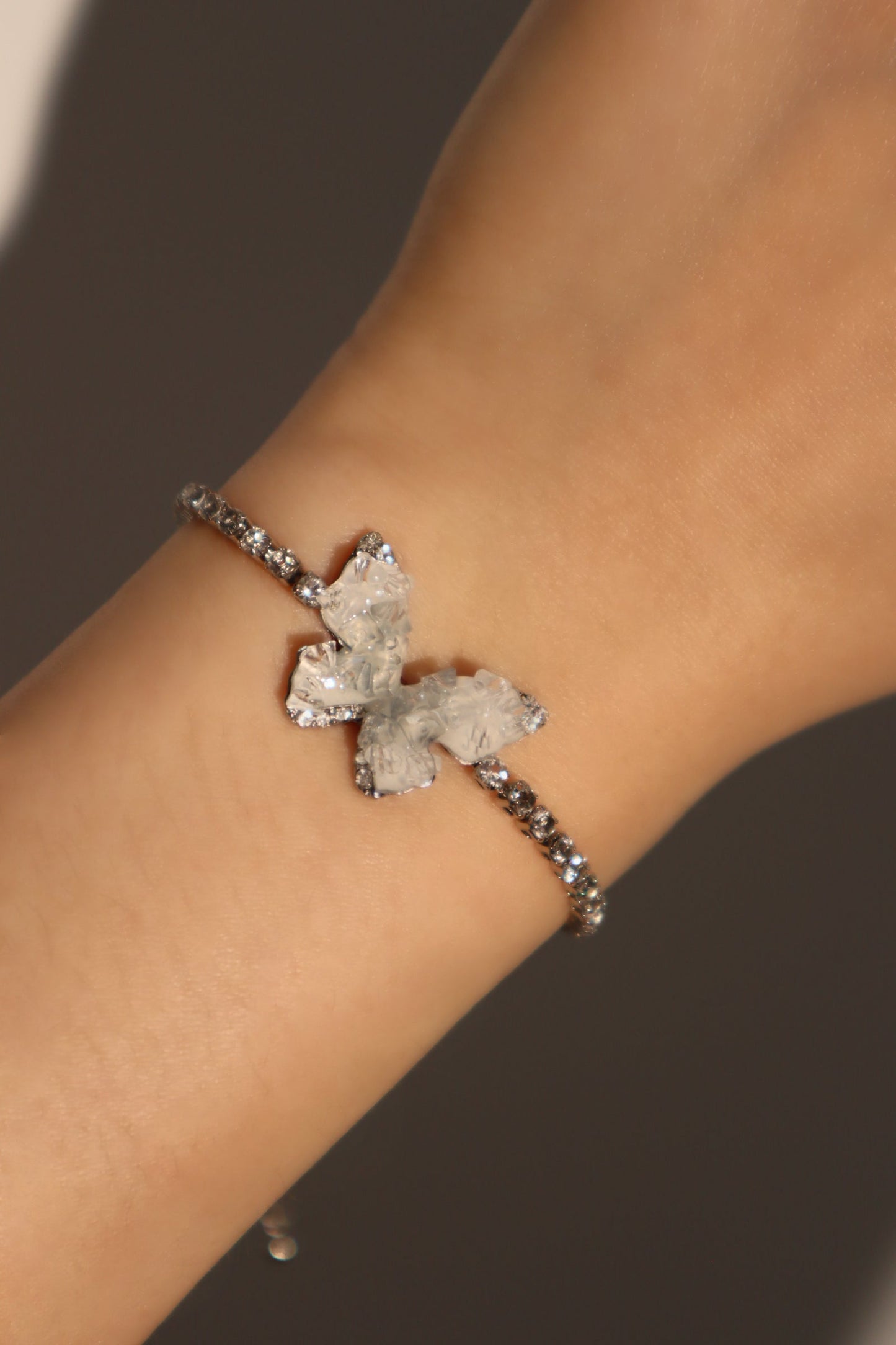 Pulsera con mariposa de cristal azul