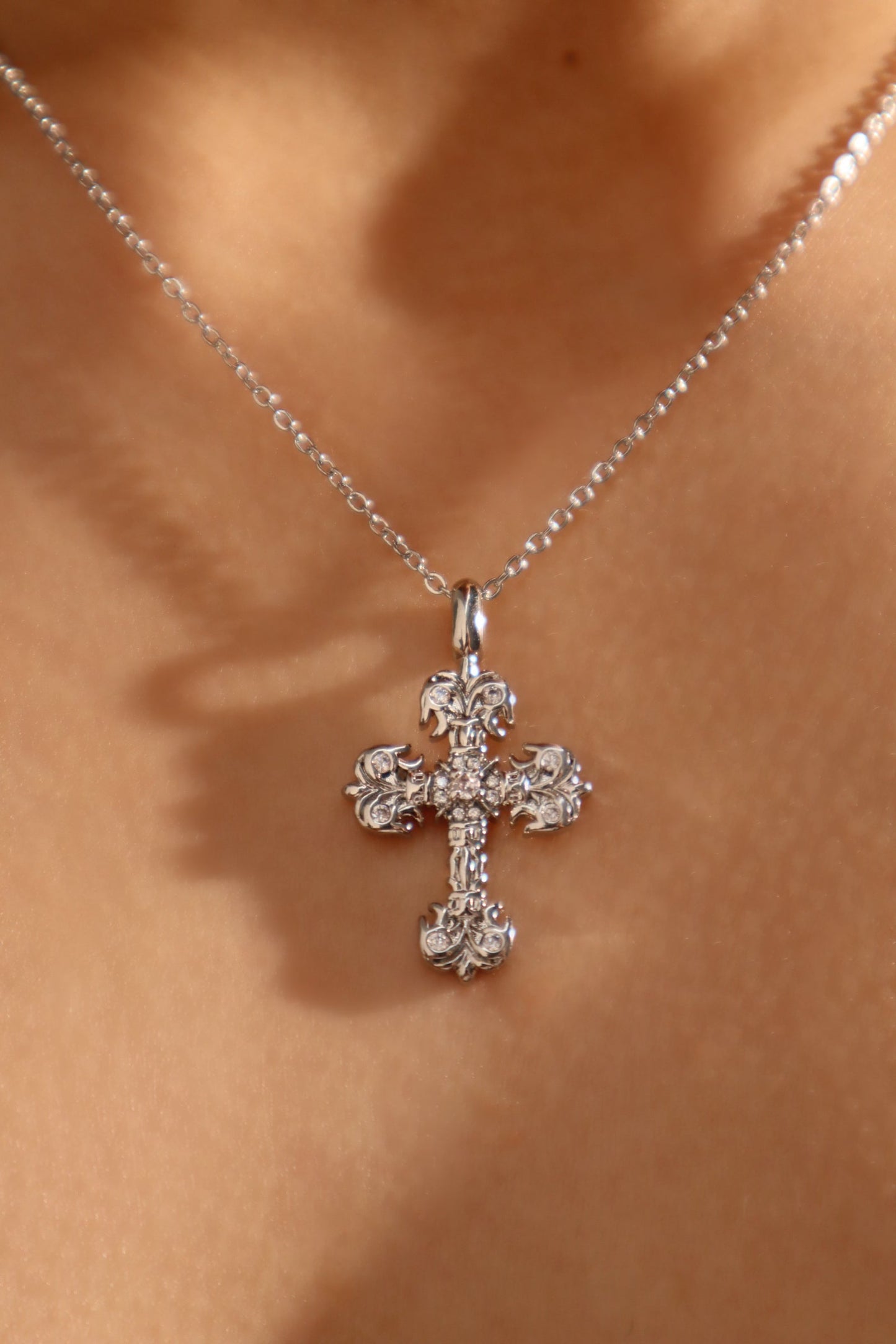 Collar con cruz ardiente de diamantes