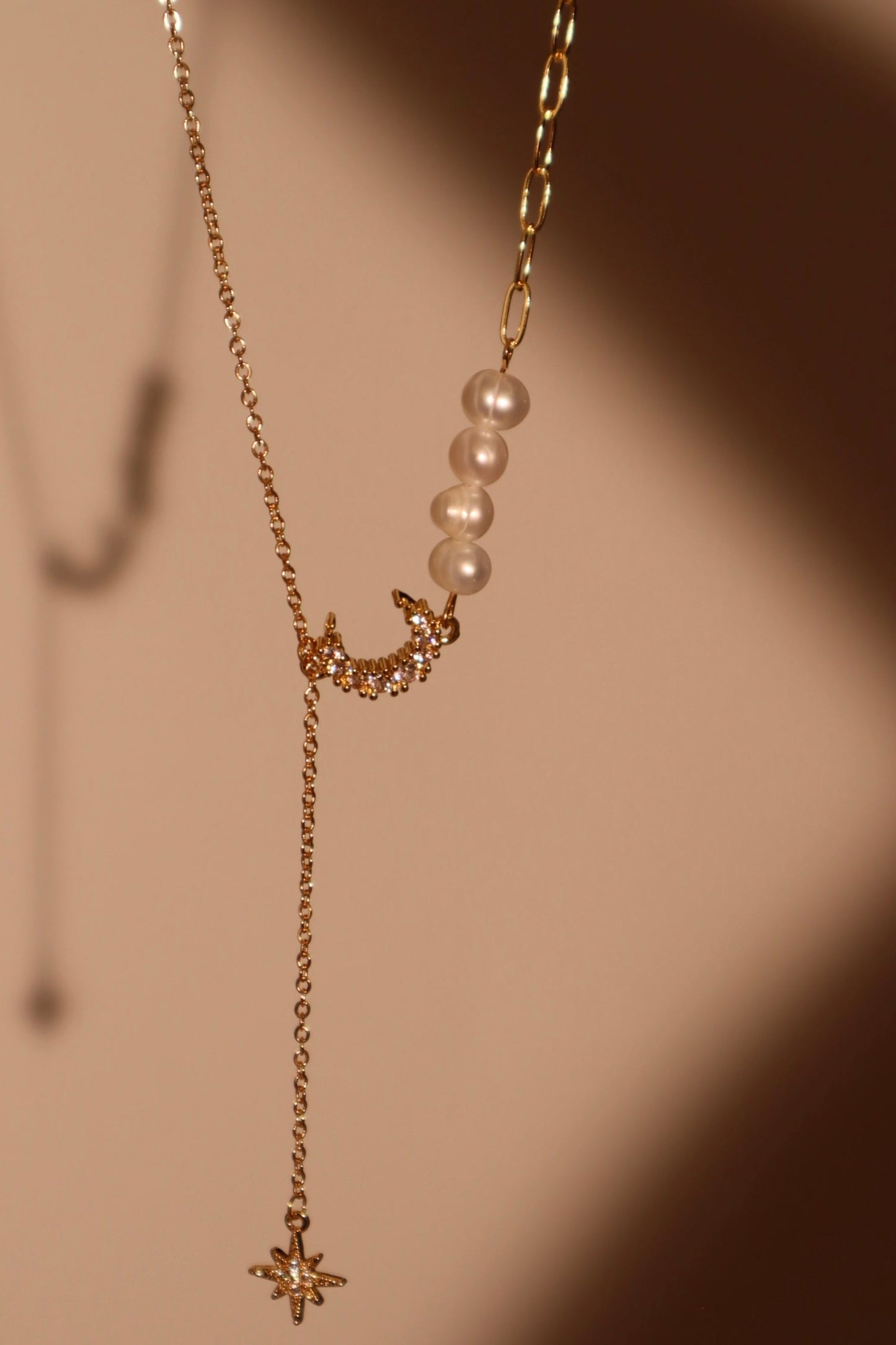 Collar de perlas, luna y estrella