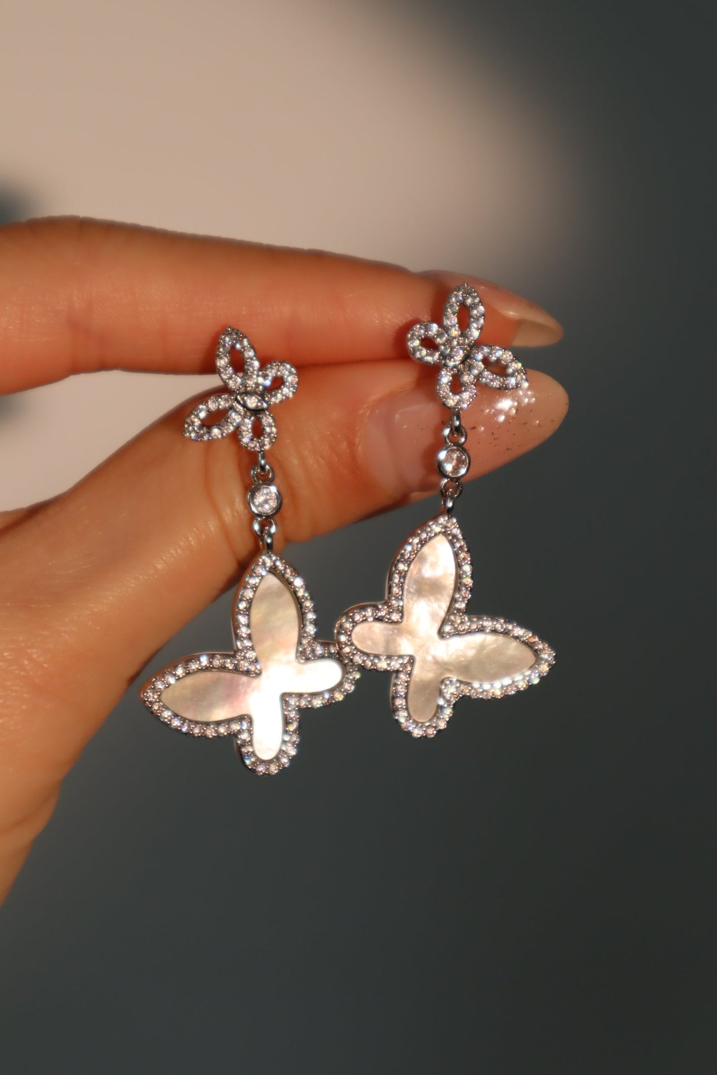 Pendientes de mariposa con concha de diamantes