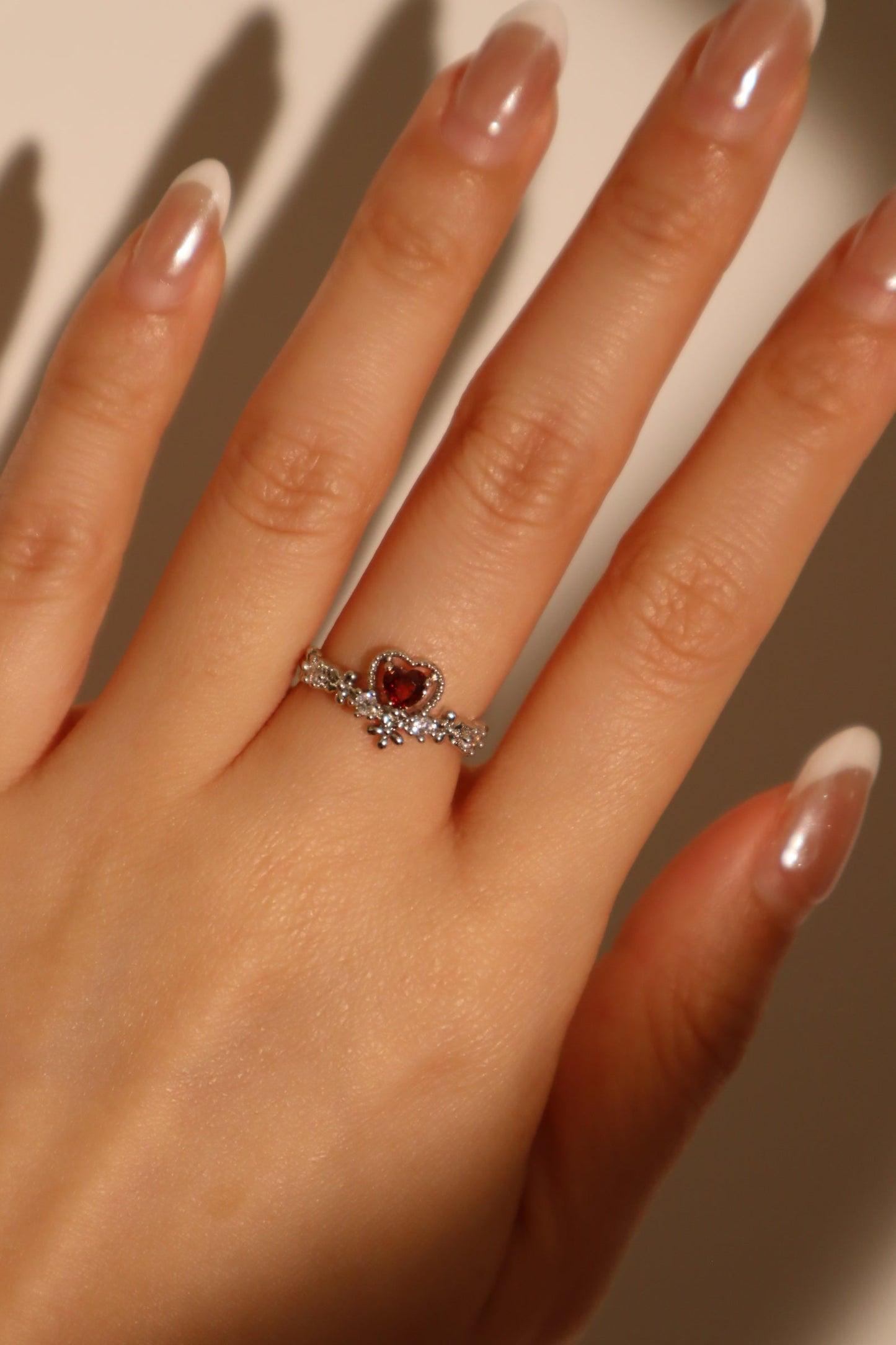 Anillo en forma de corazón guirnalda