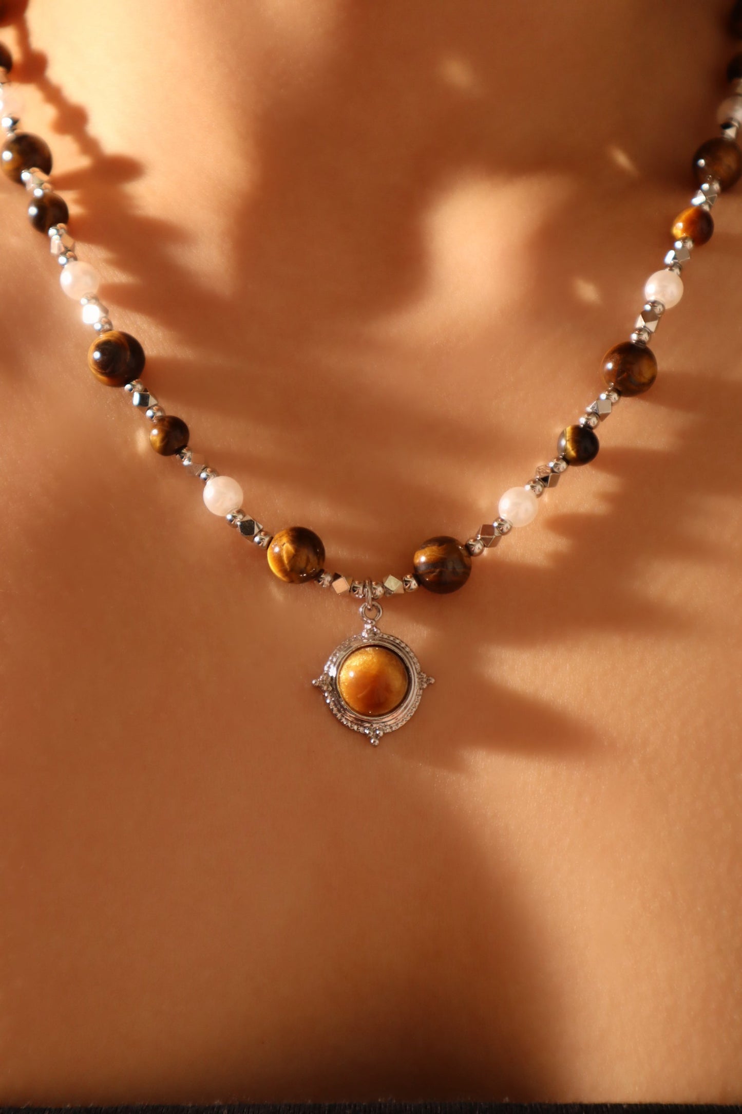 Collar con estrella de perlas marrones de tigerita