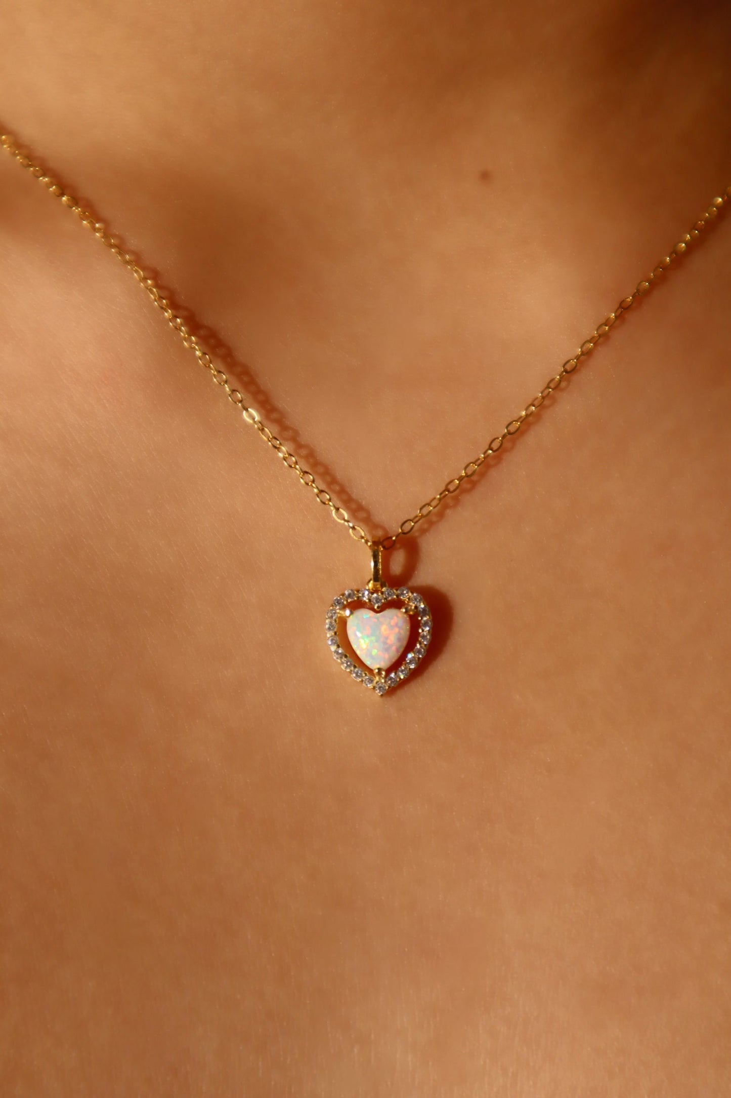 Collar en forma de corazón de ópalo blanco en vermeil