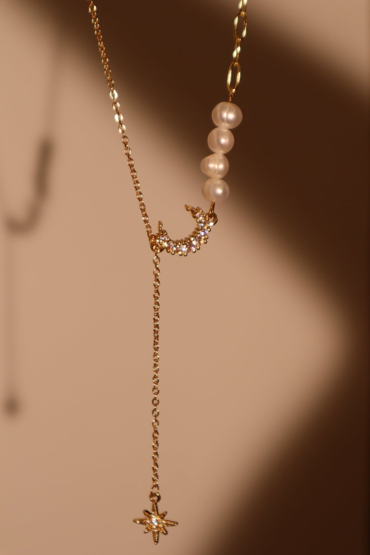 Collar de perlas, luna y estrella