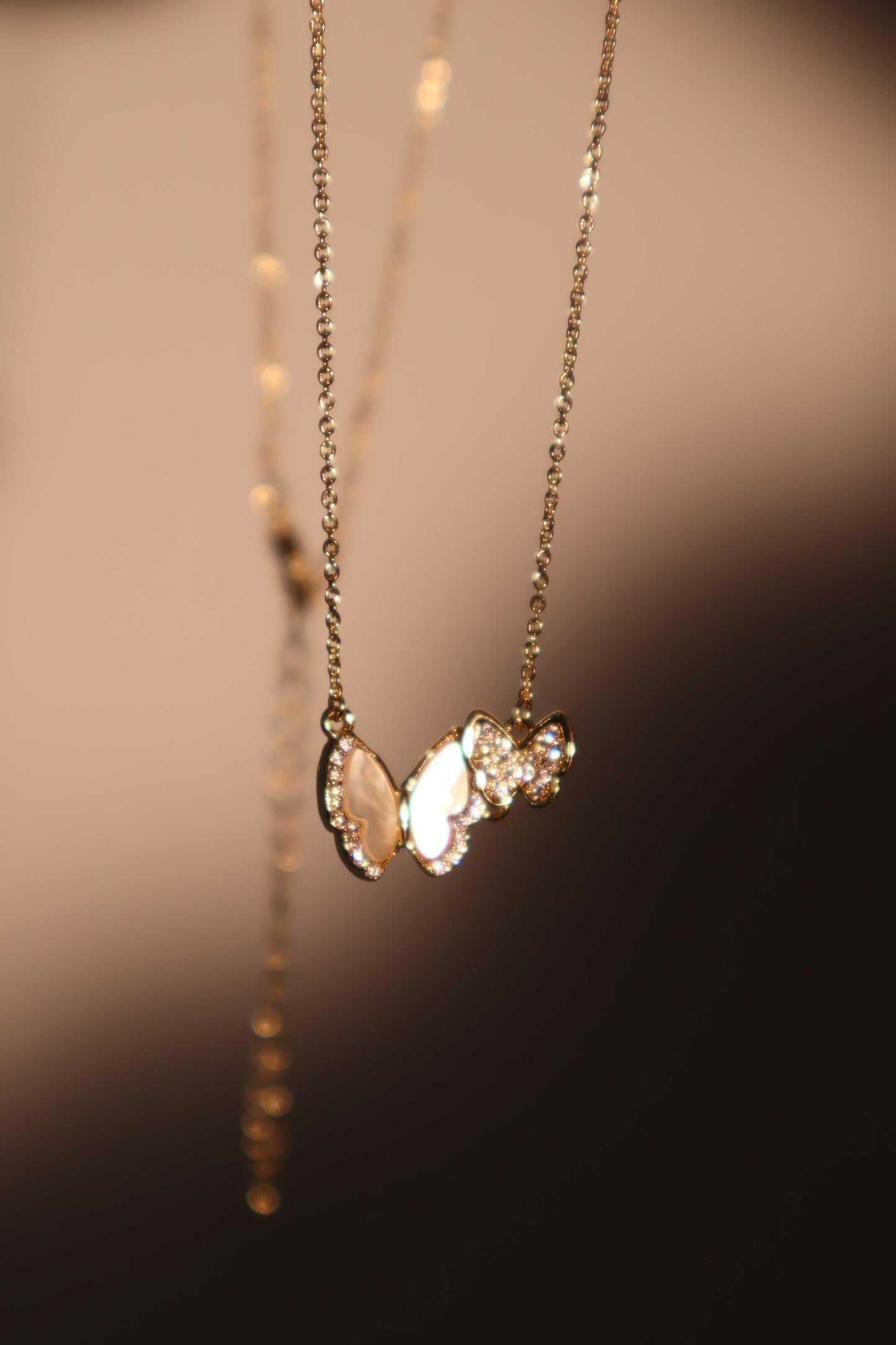 Collar con mariposa de concha doble