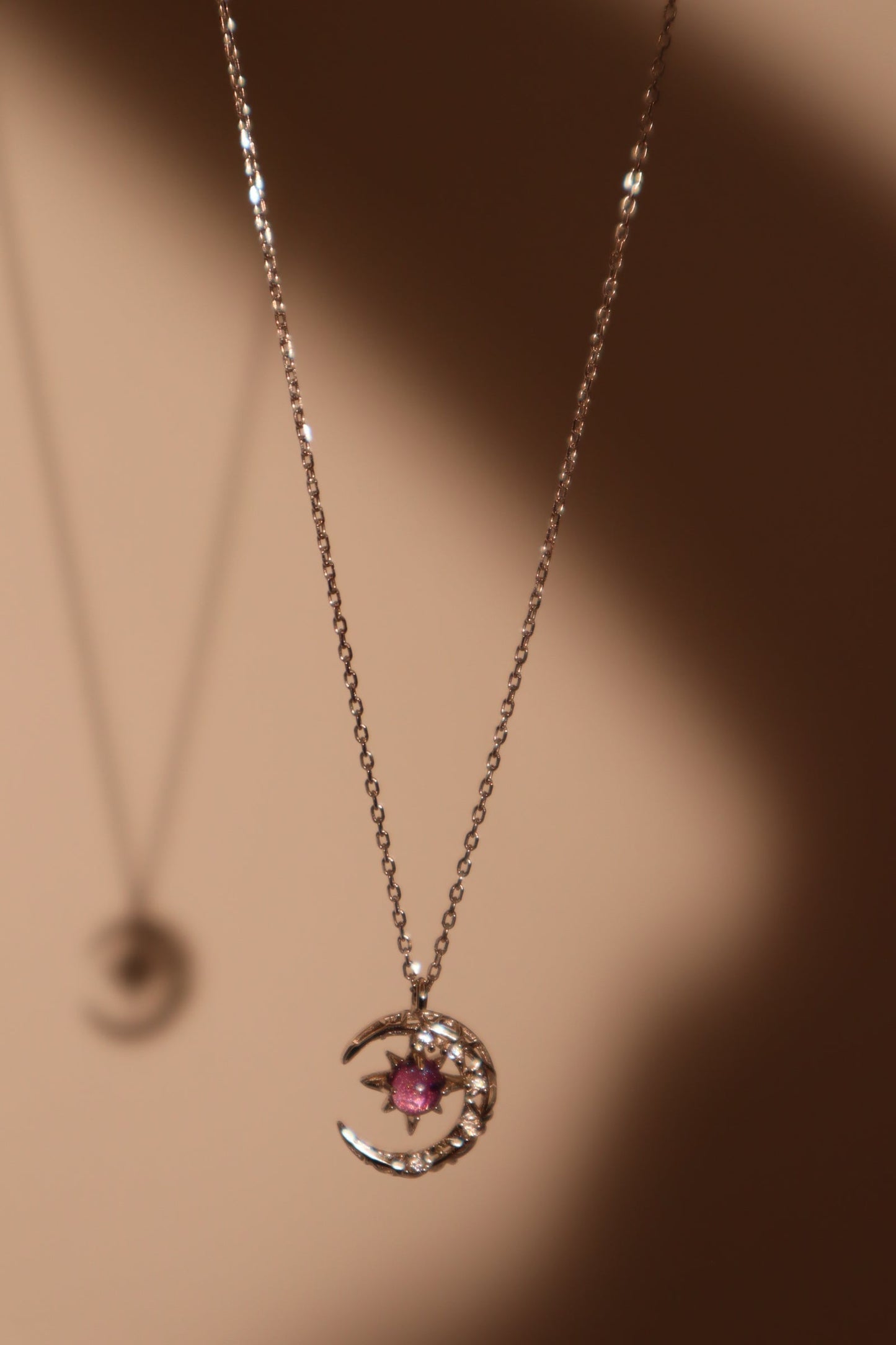 Collar con luna y gema con purpurina violeta