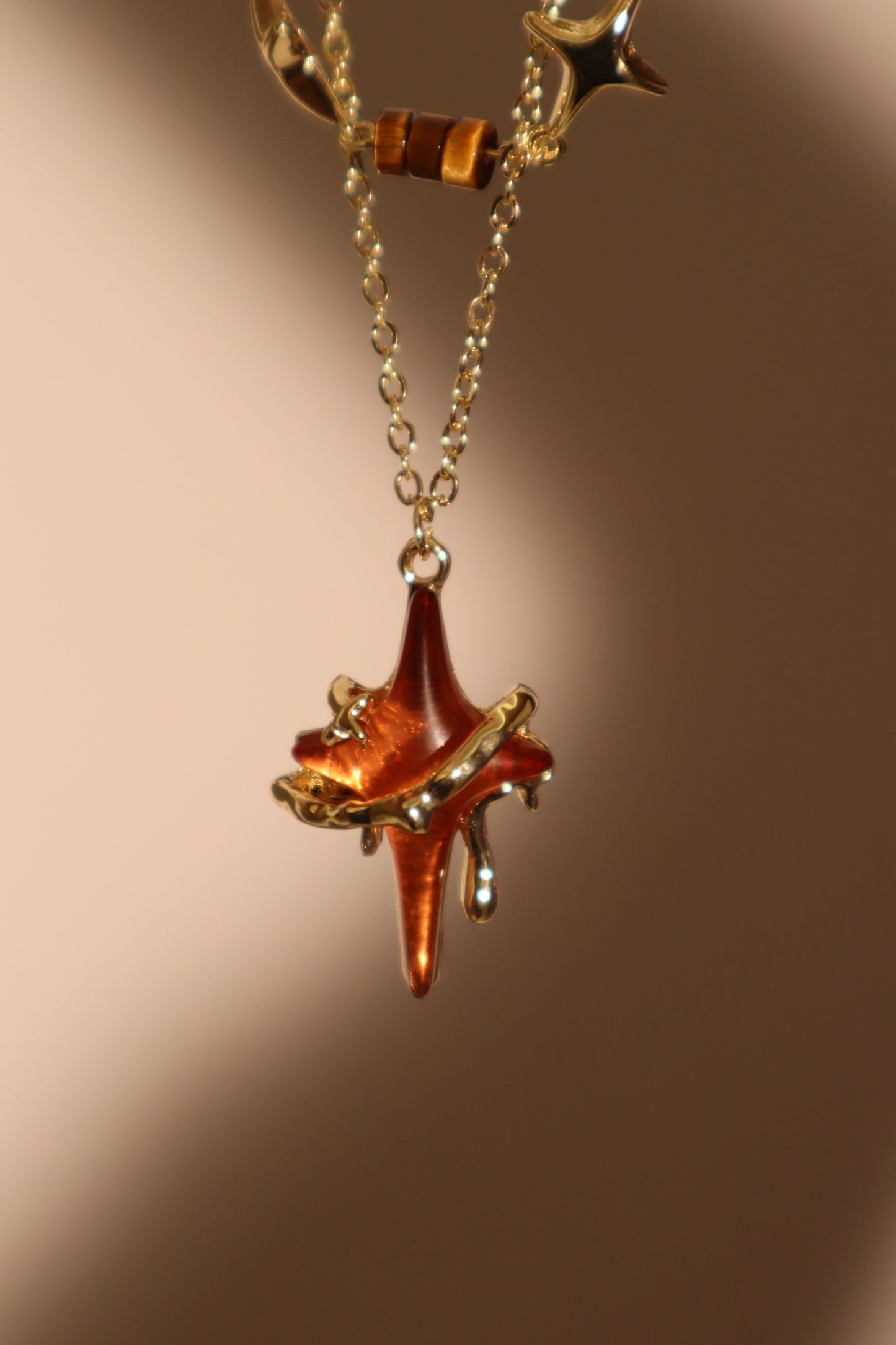 Collar con estrella marrón Tigerita