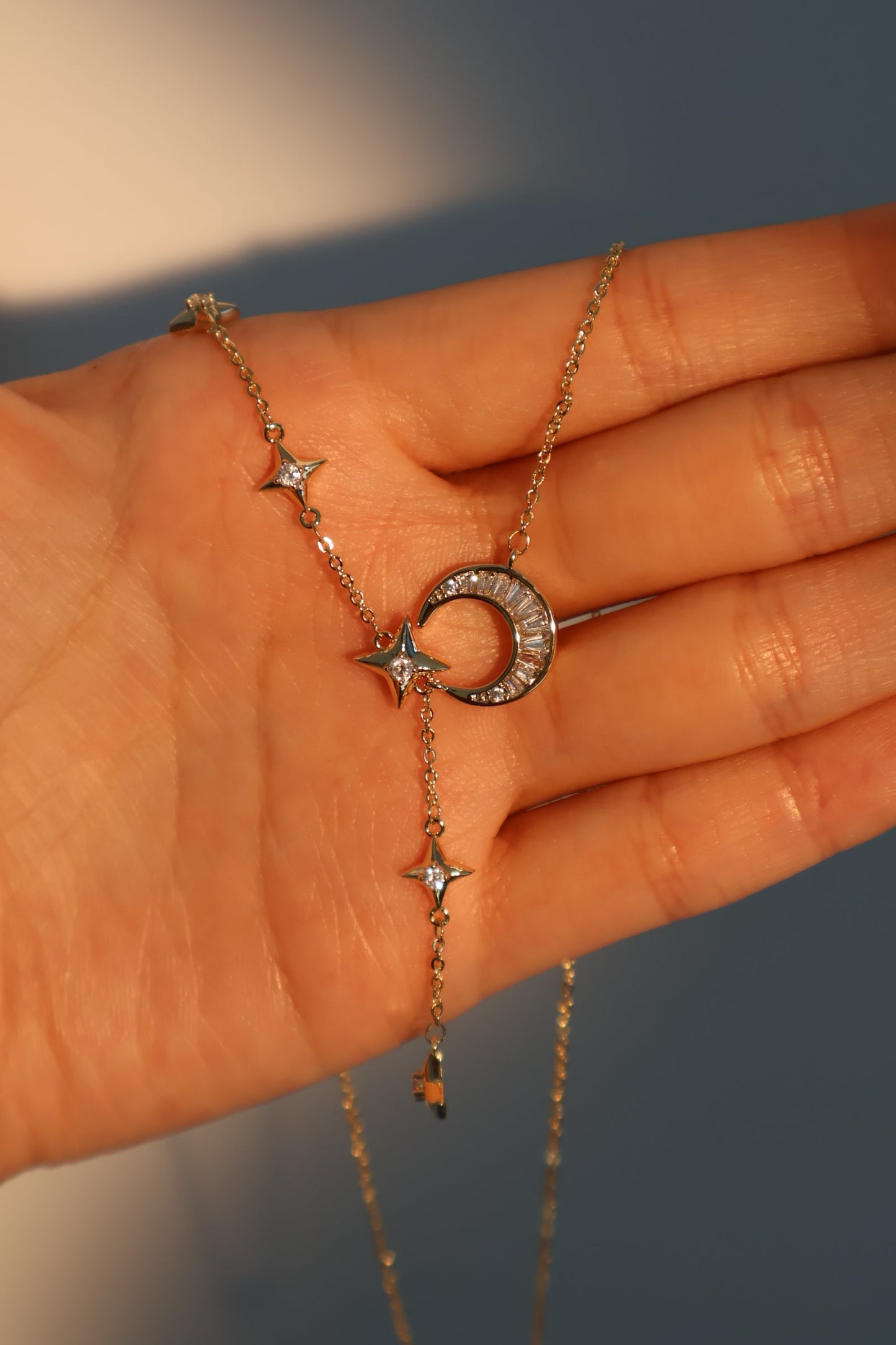 Collar con colgante de estrella y luna de diamantes