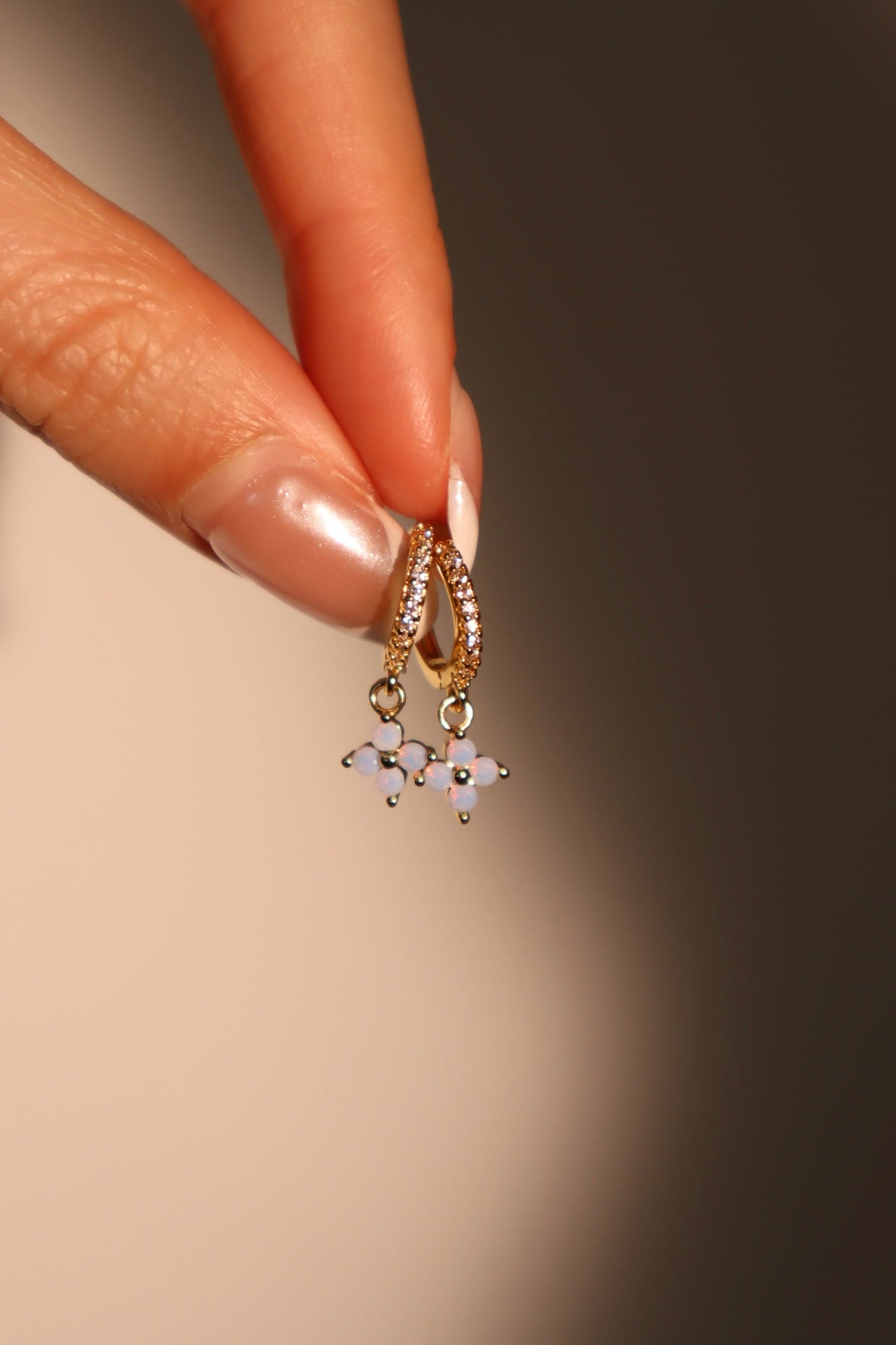 Aretes de aro con hoja de la suerte azul