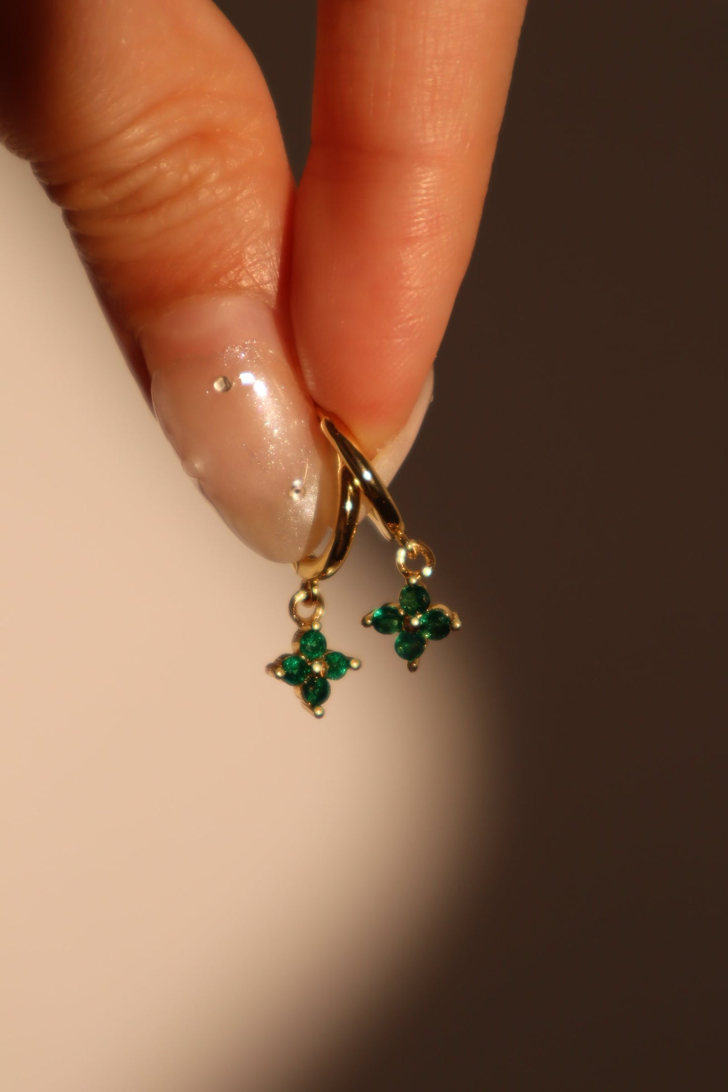 Aretes de aro con hoja de la suerte verde