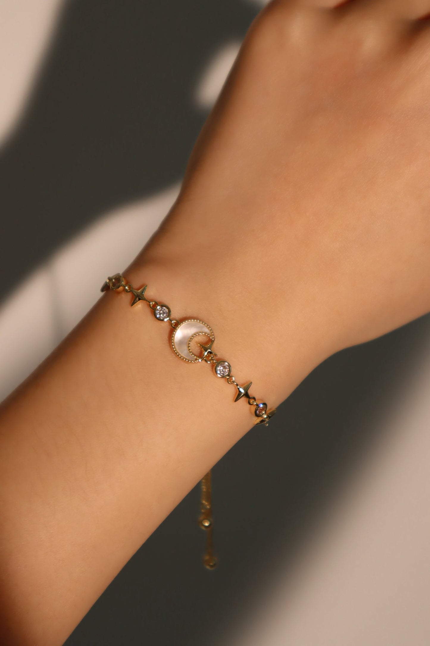 Pulsera con concha, luna y estrella